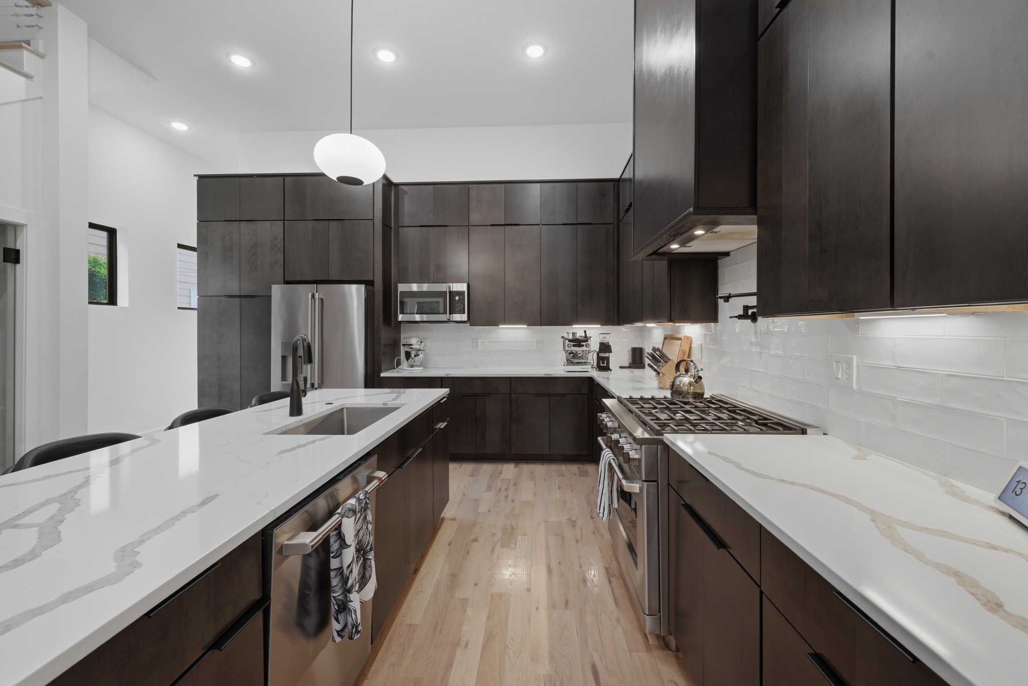 607B Moore Ave