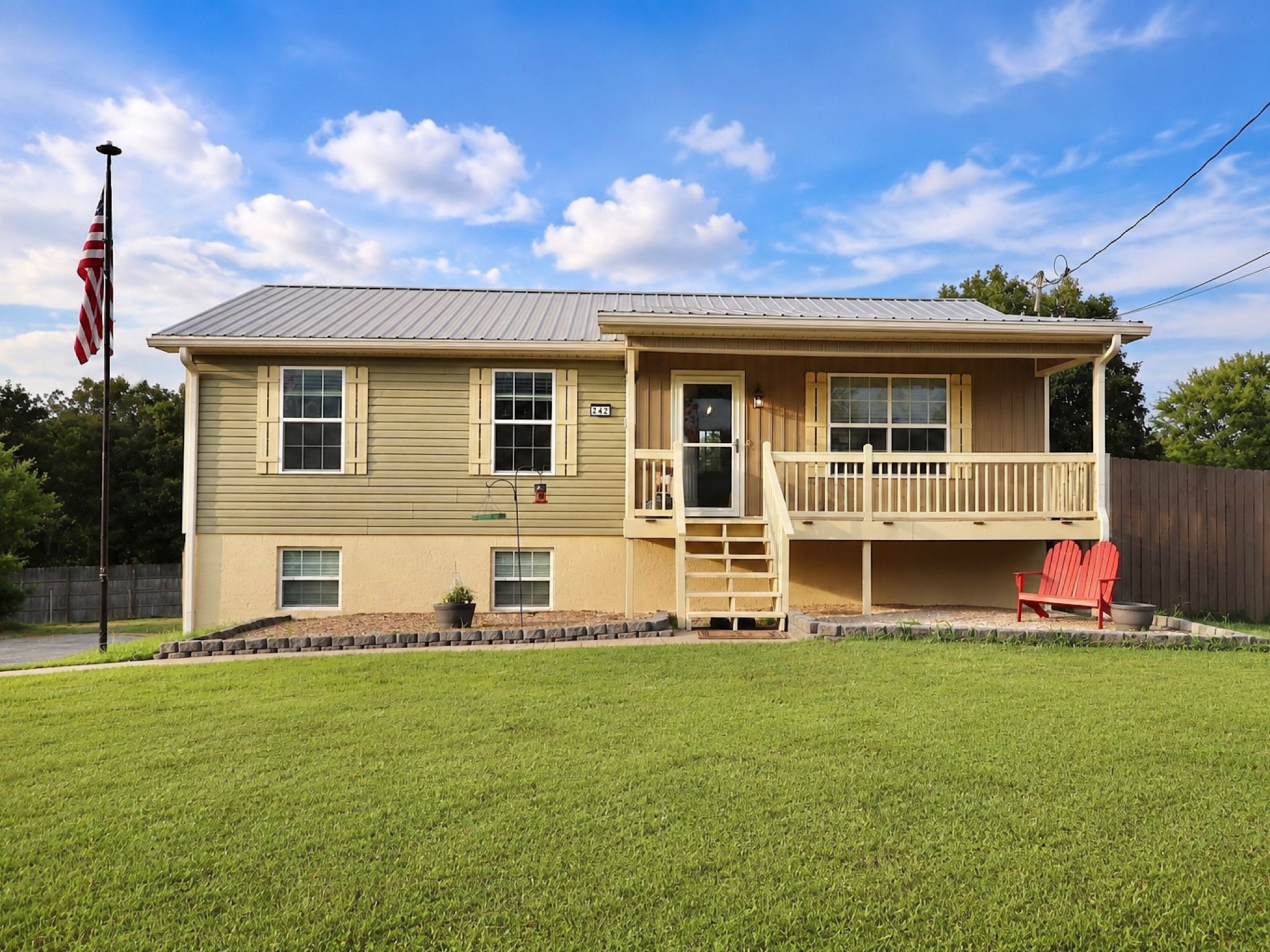 242 Thorne Cir, SE