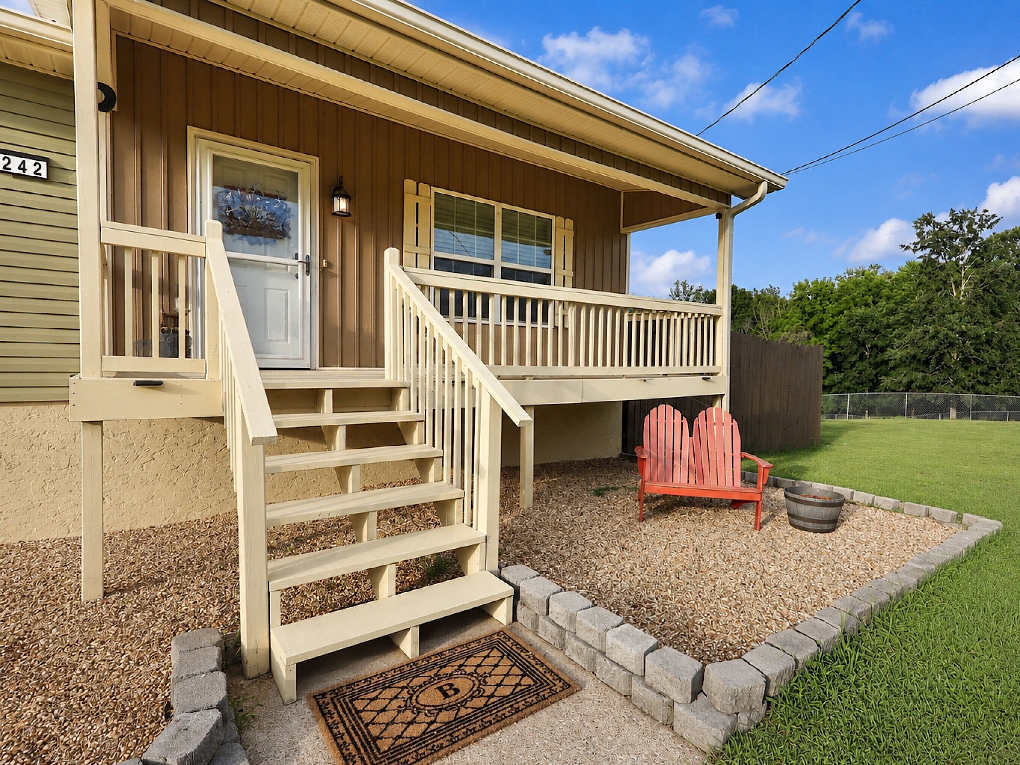 242 Thorne Cir, SE
