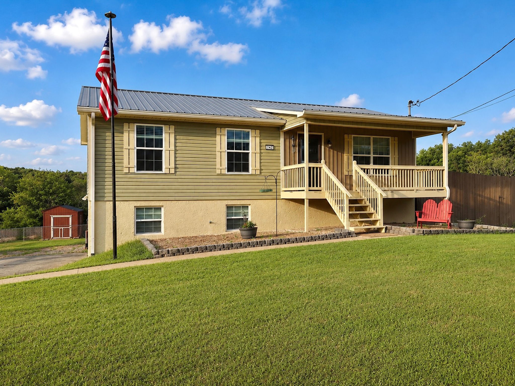 242 Thorne Cir, SE