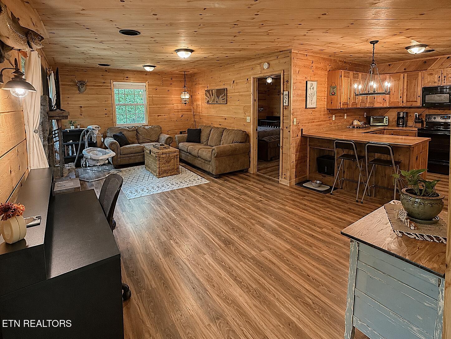 438 Country Square Rd