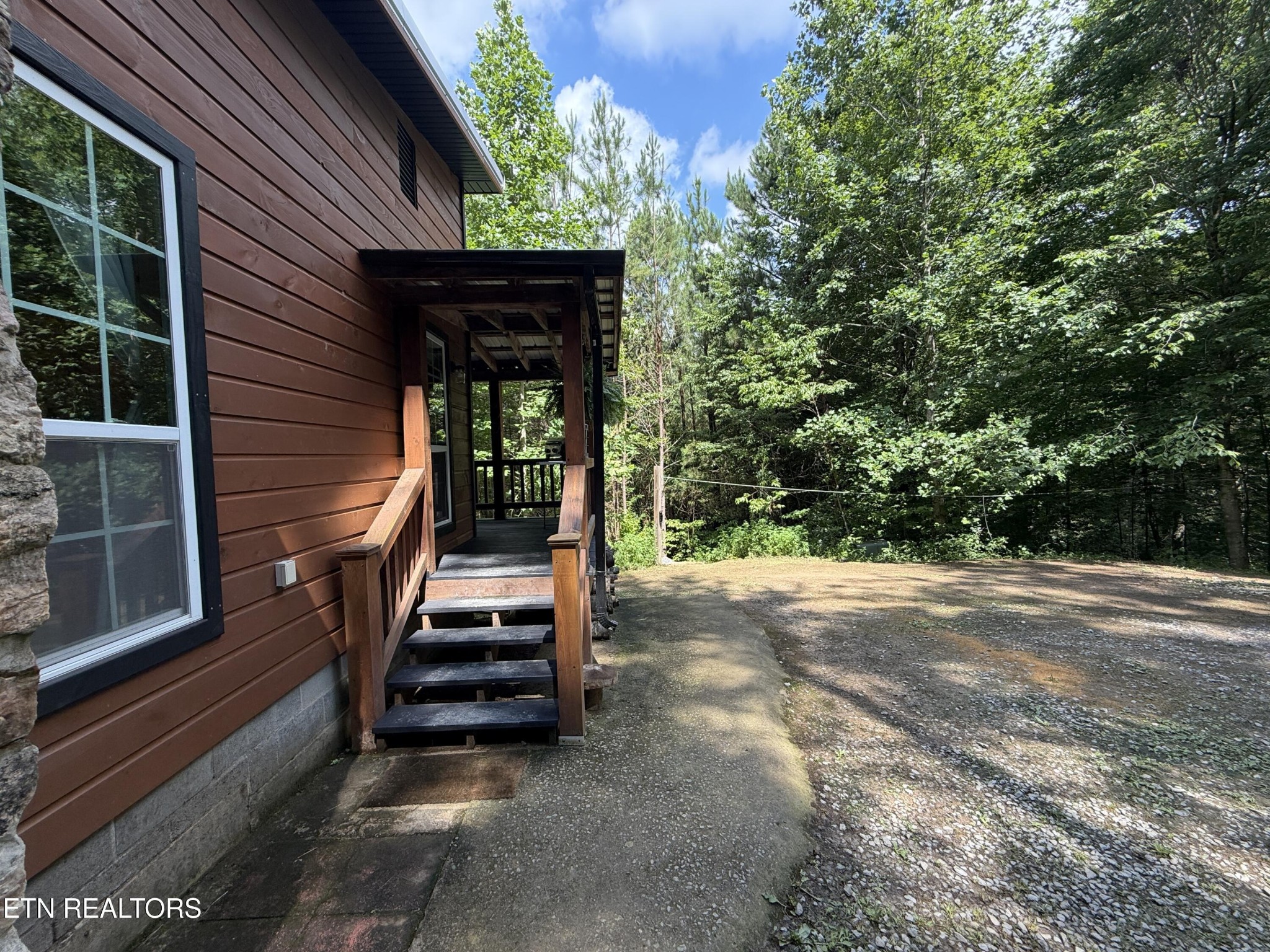 438 Country Square Rd