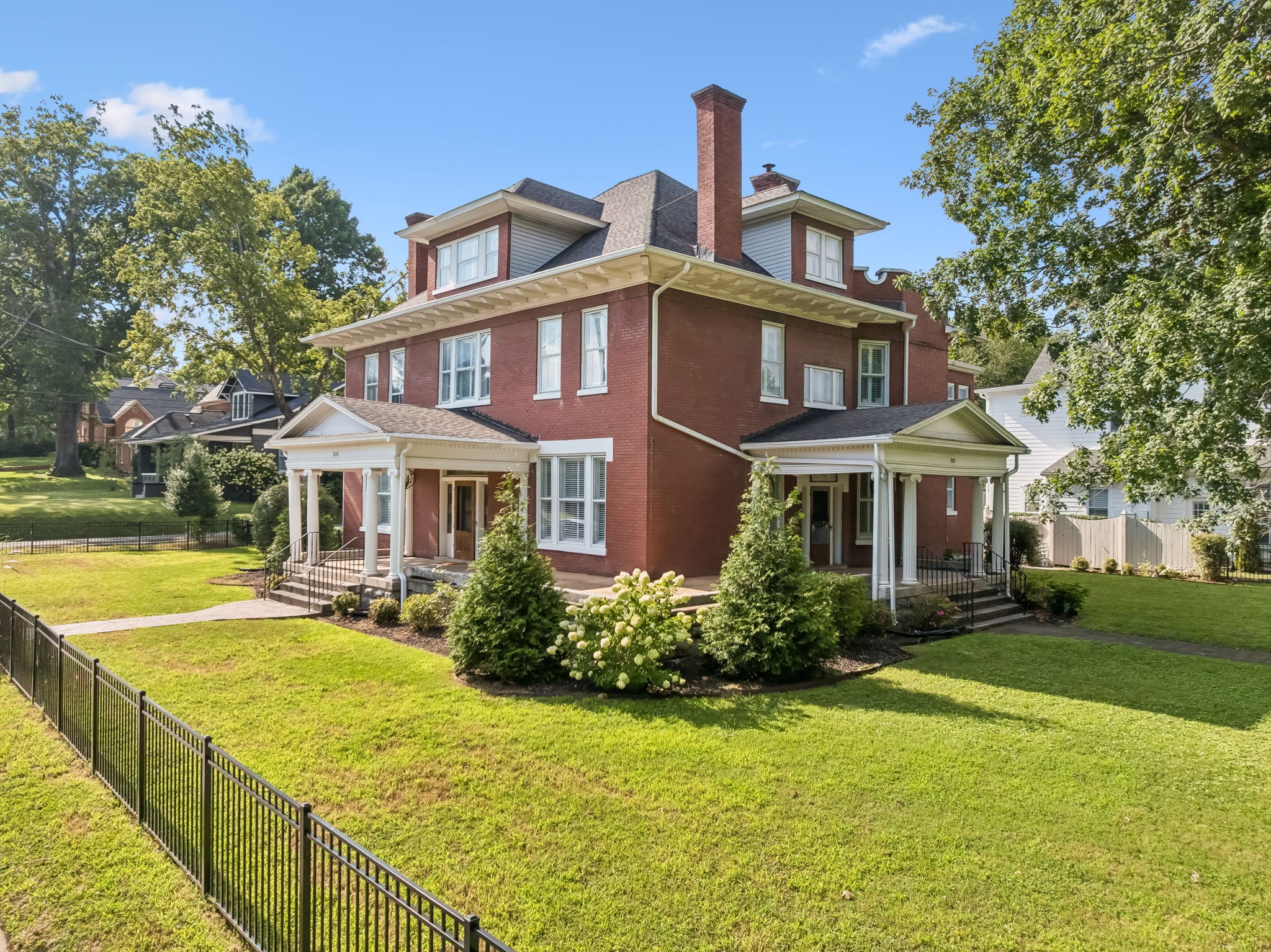 310 W 6th St