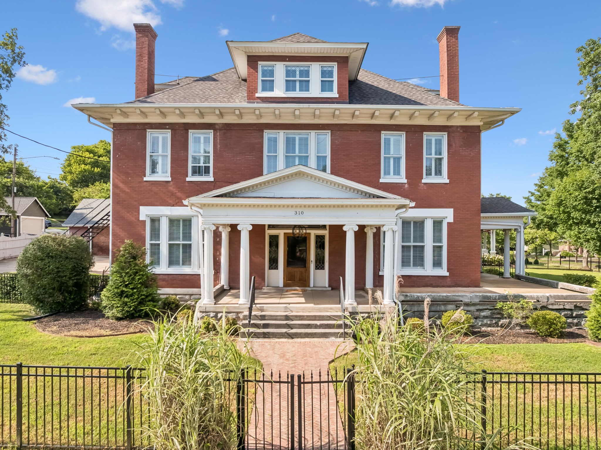 310 W 6th St