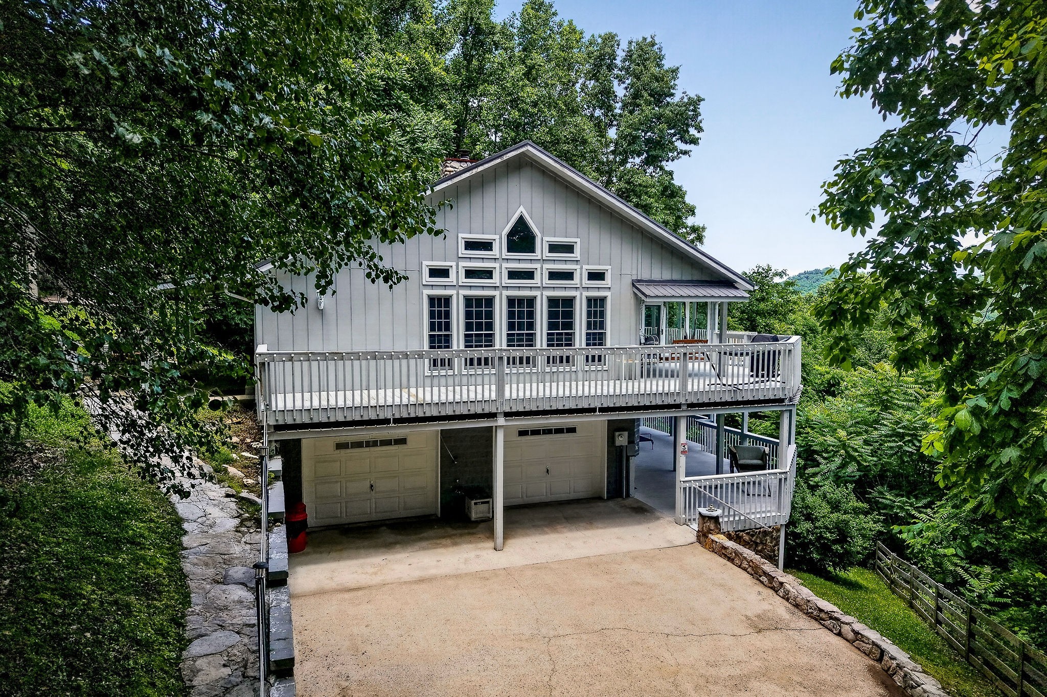 1038 Lakeside Dr