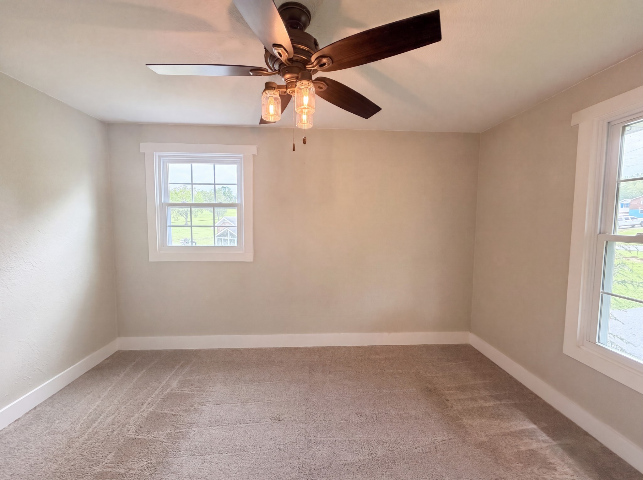 102 S Valley Rd