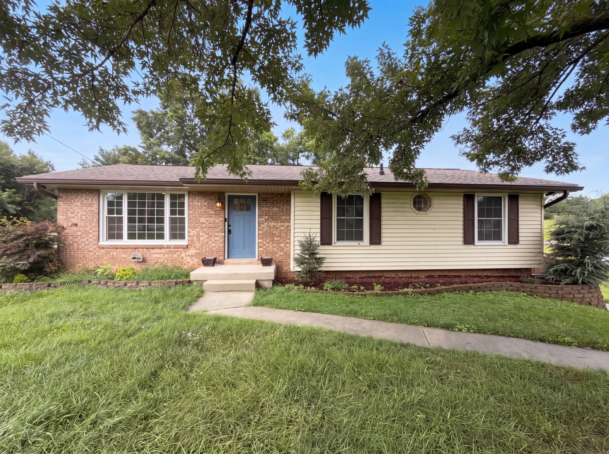 102 S Valley Rd