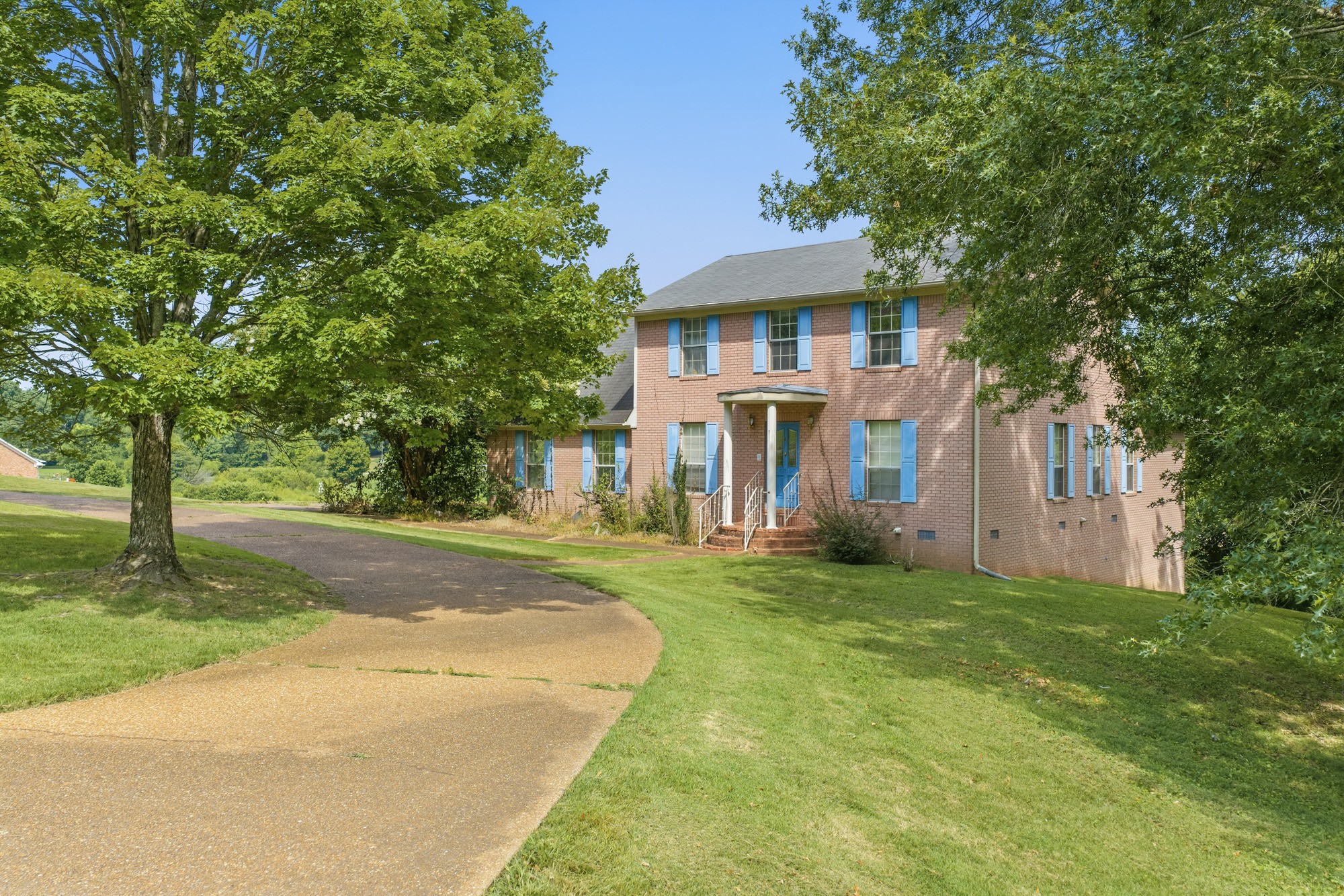 435 Lakeshore Dr