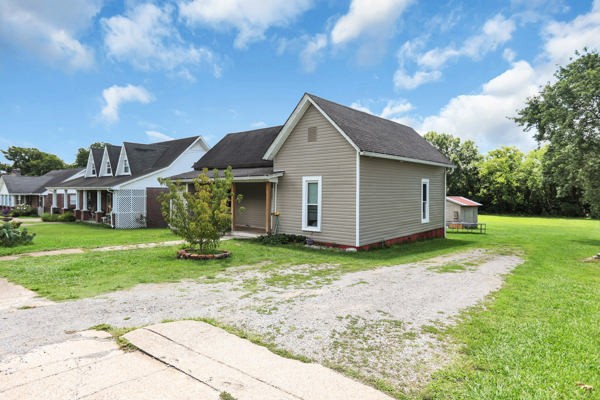 724 W Main St