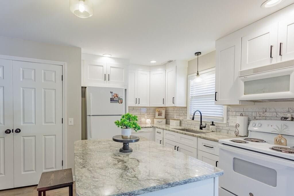 1900 Meadowbrook Circle, NW