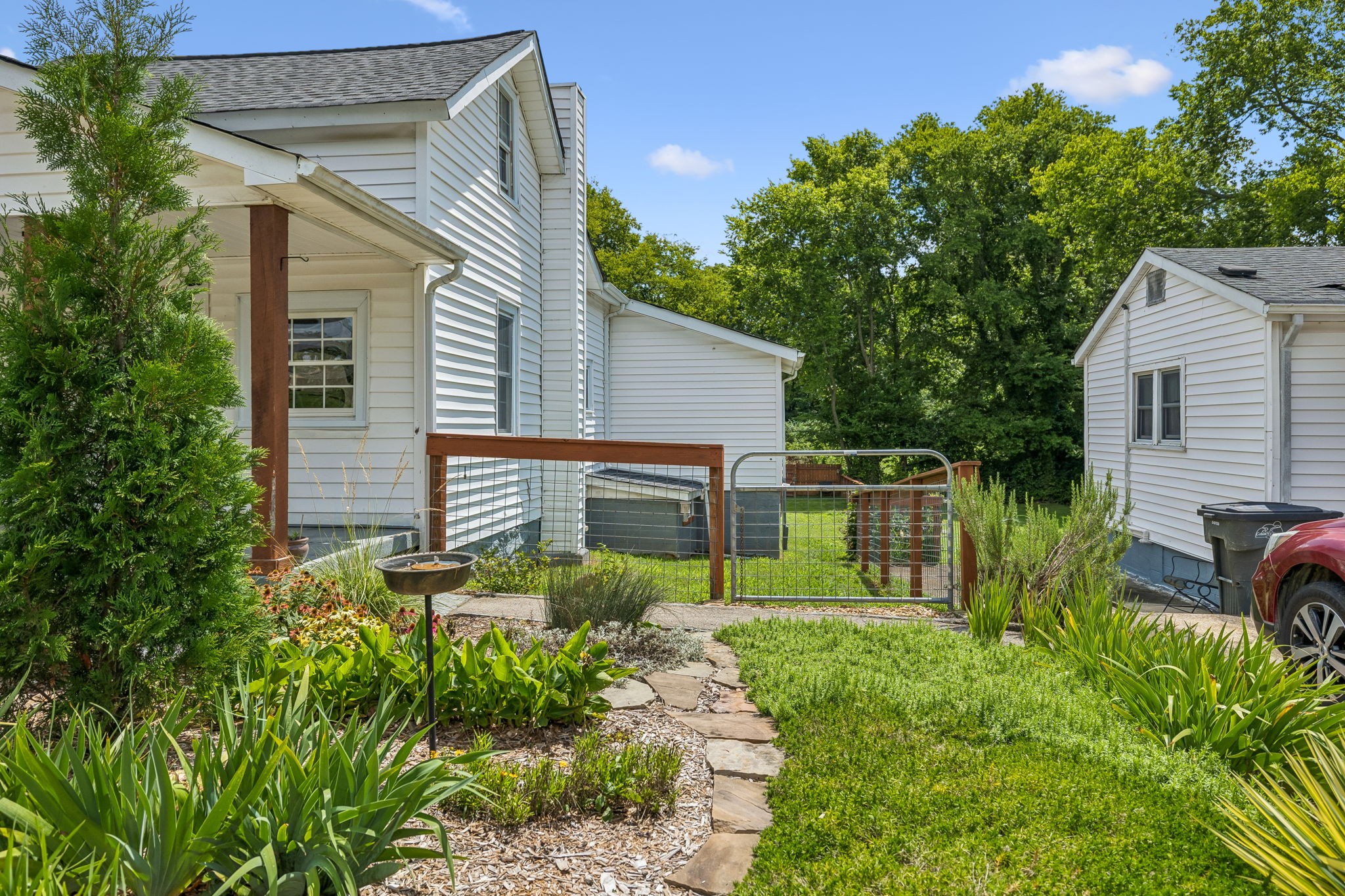 2005 Crestview Dr