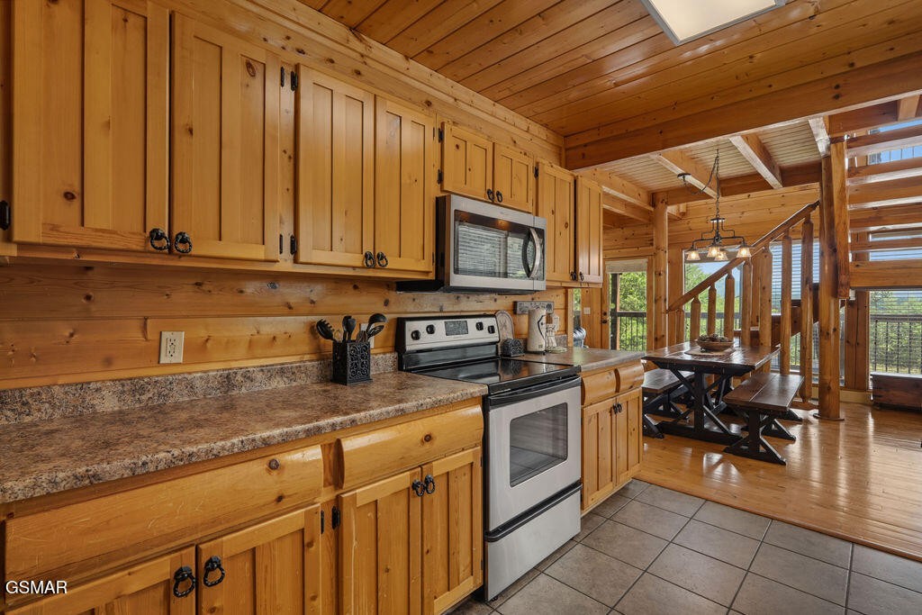 1435 Zachary Thomas Lane