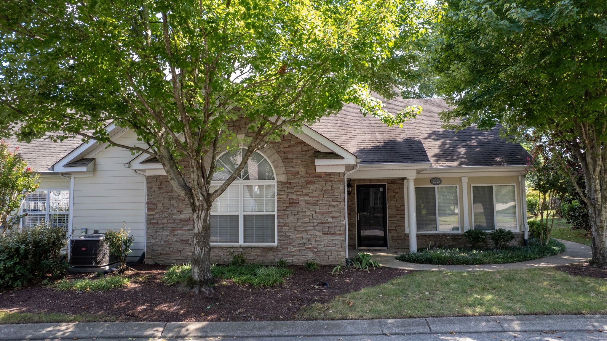 825 Browns Ln