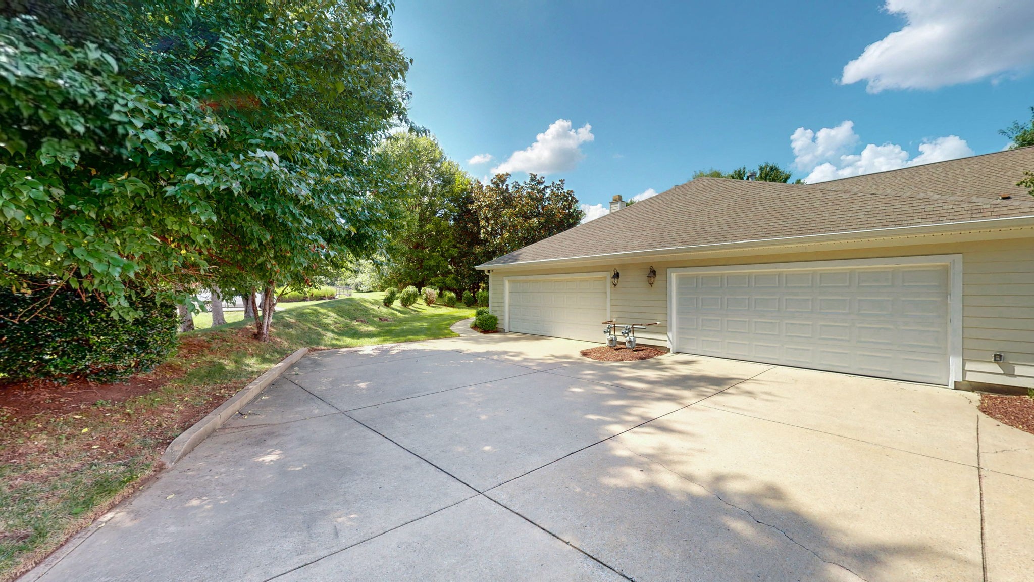 825 Browns Ln