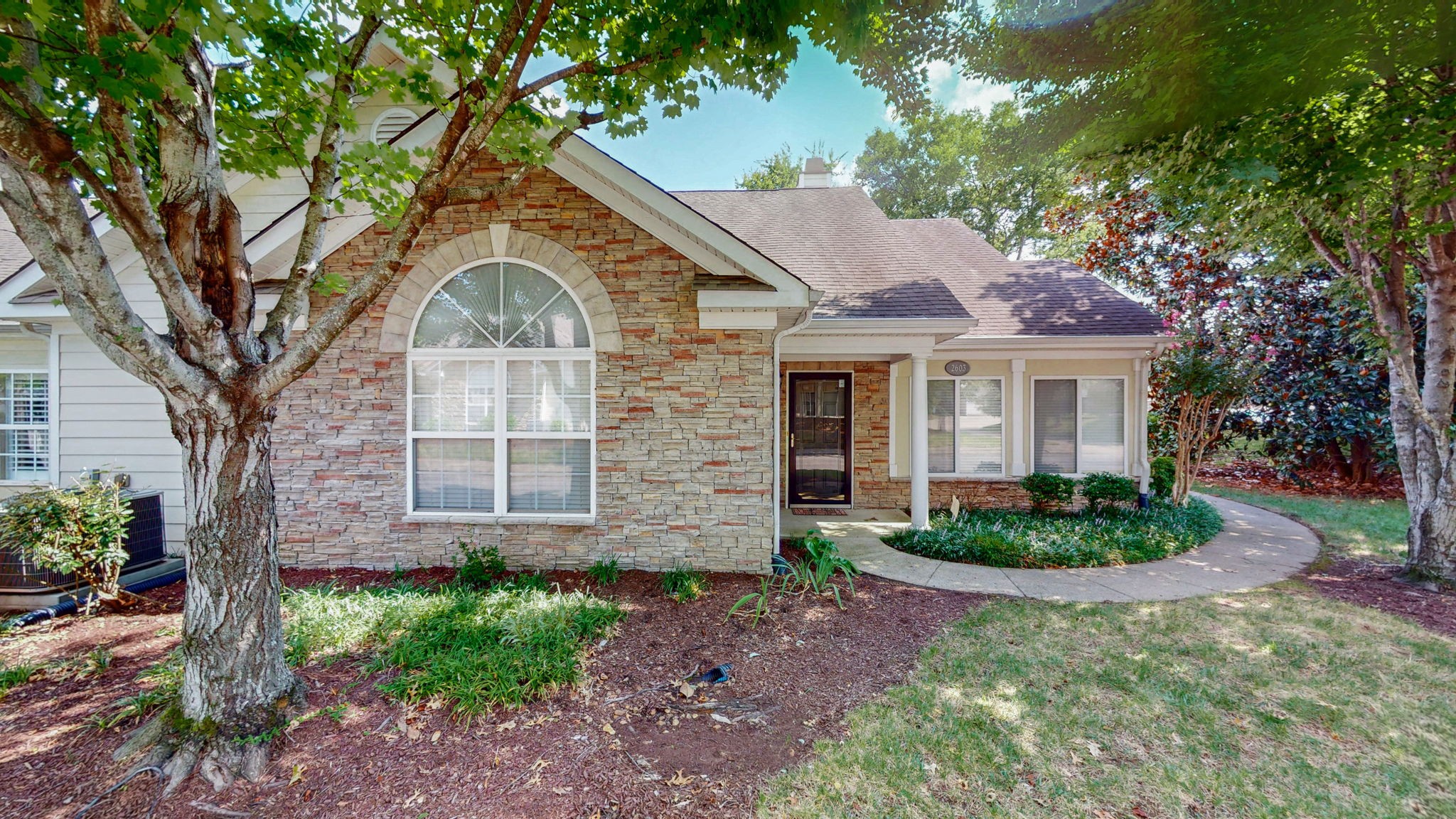 825 Browns Ln