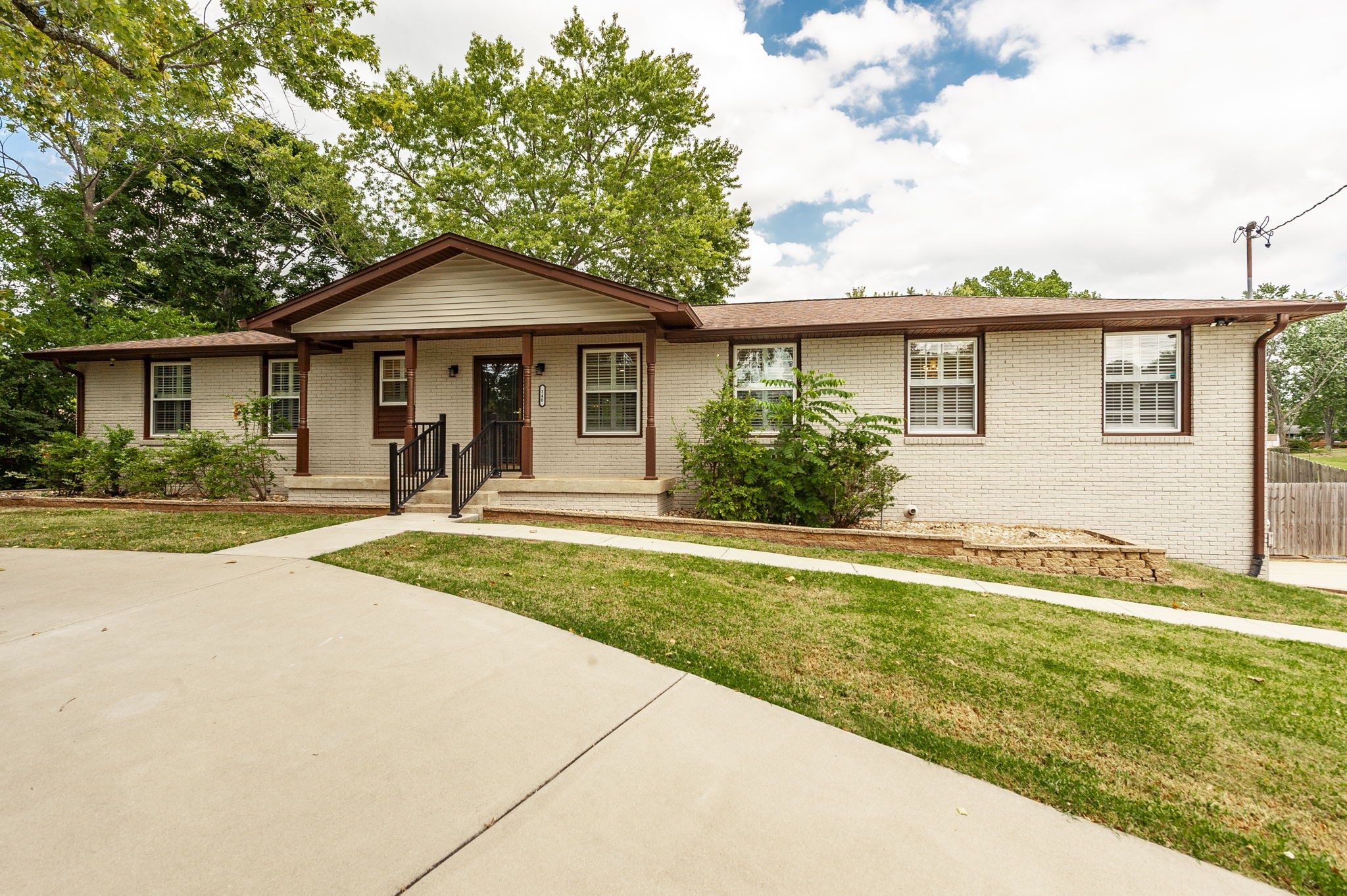 140 La Plaza Dr