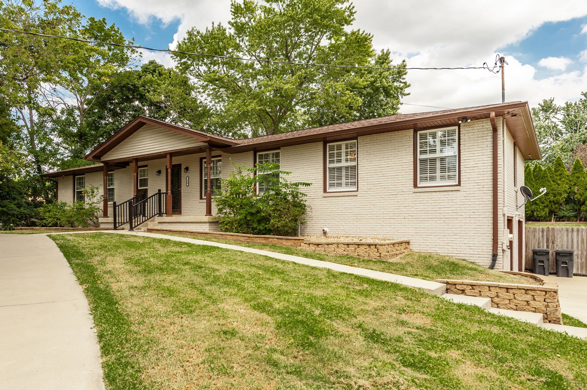 140 La Plaza Dr