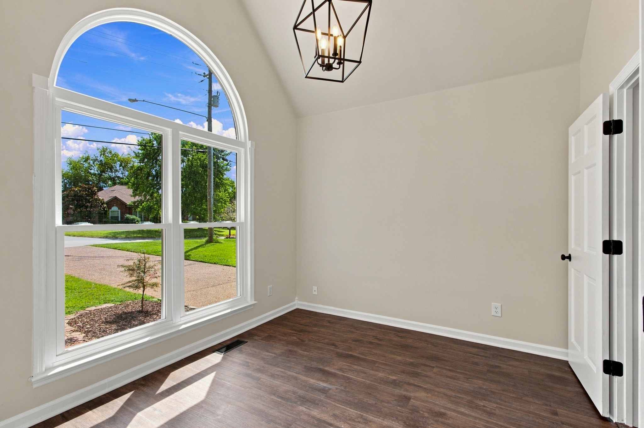 2946 Iroquois Dr