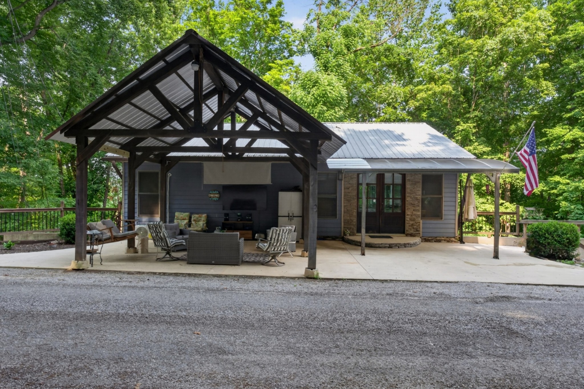 1025 Lakeside Dr