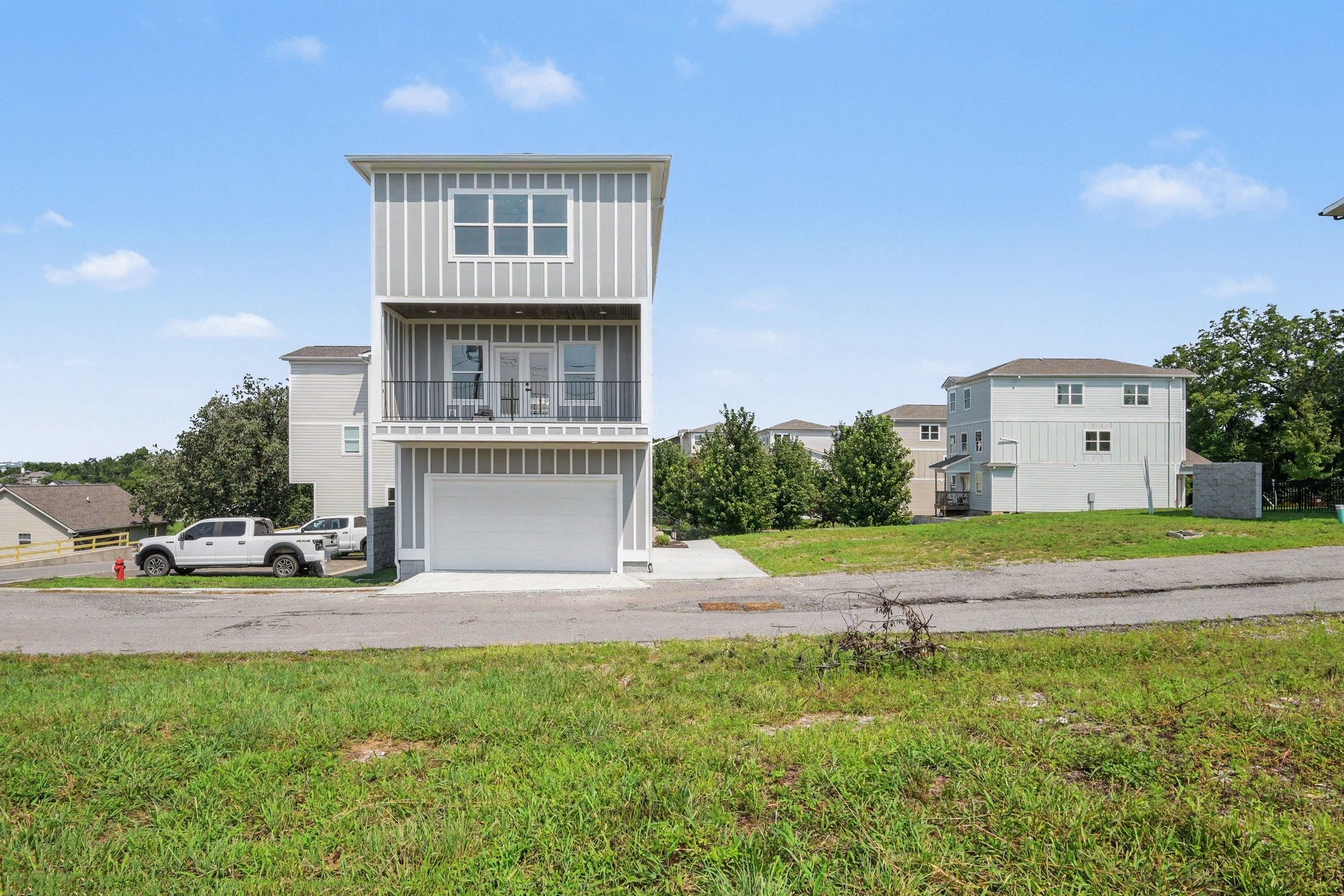 1121 Lawrence Ave