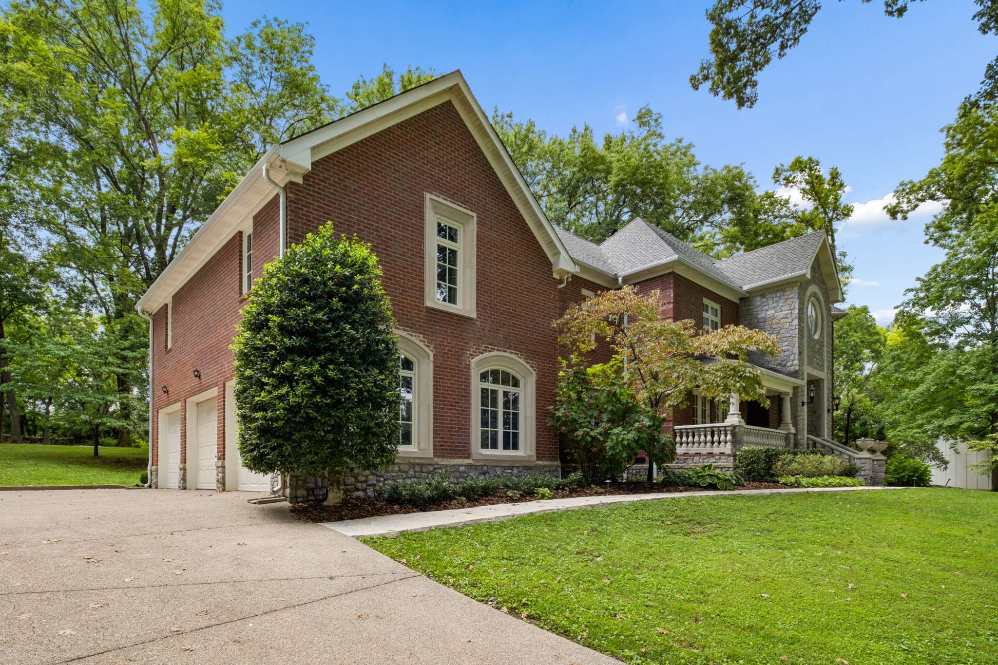 943 Oak Valley Ln