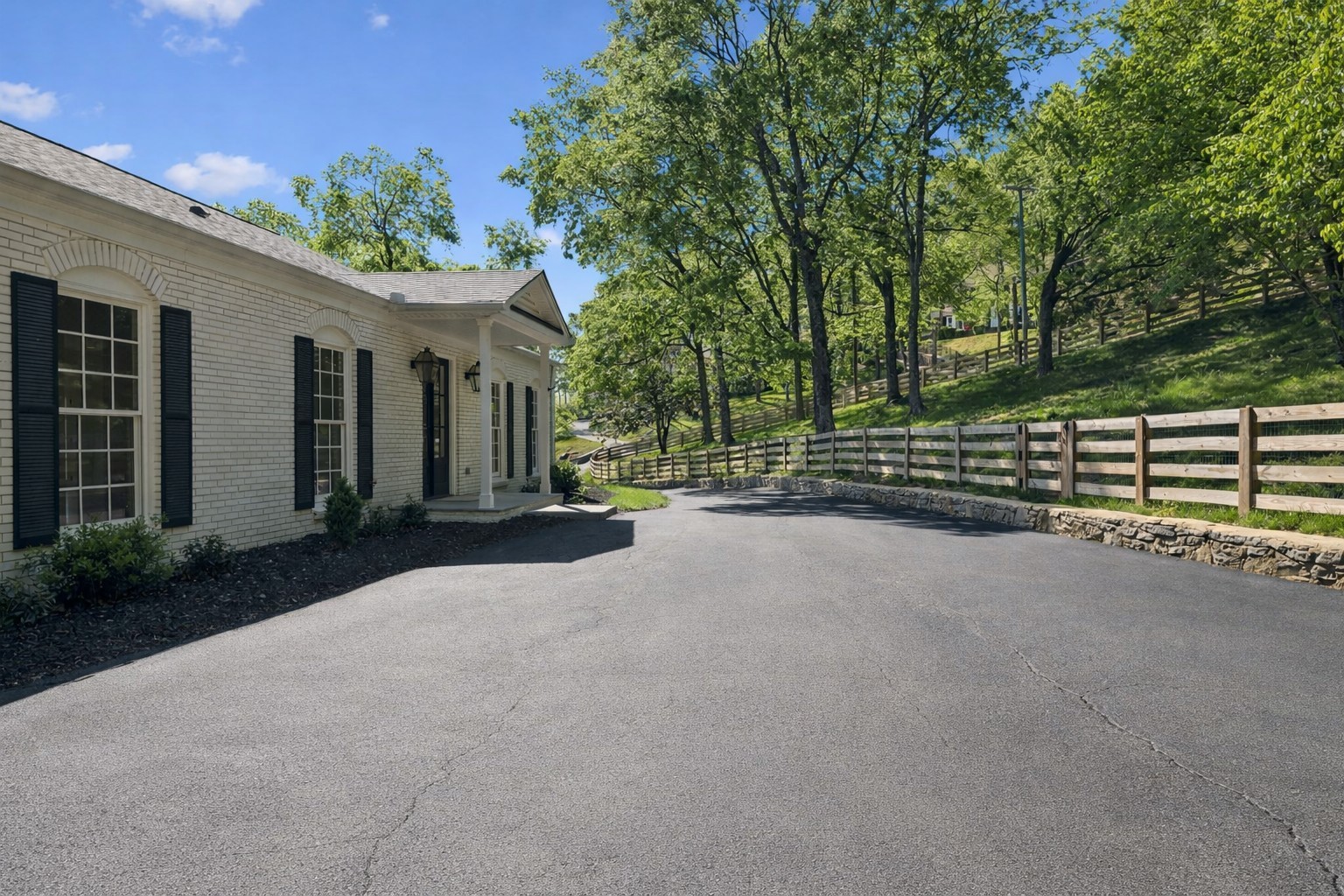 5622 Hillview Dr