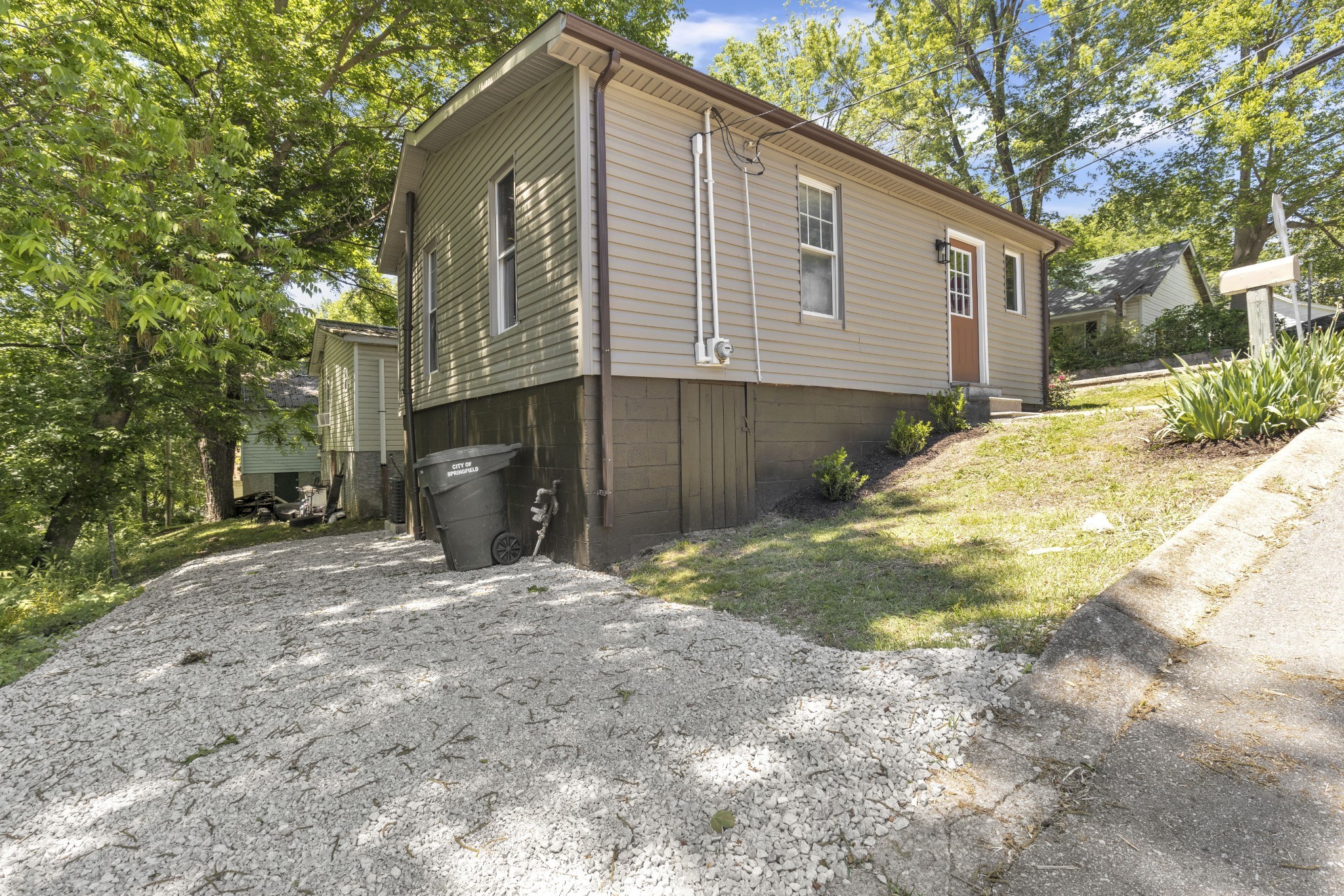 223 4th Ave, E