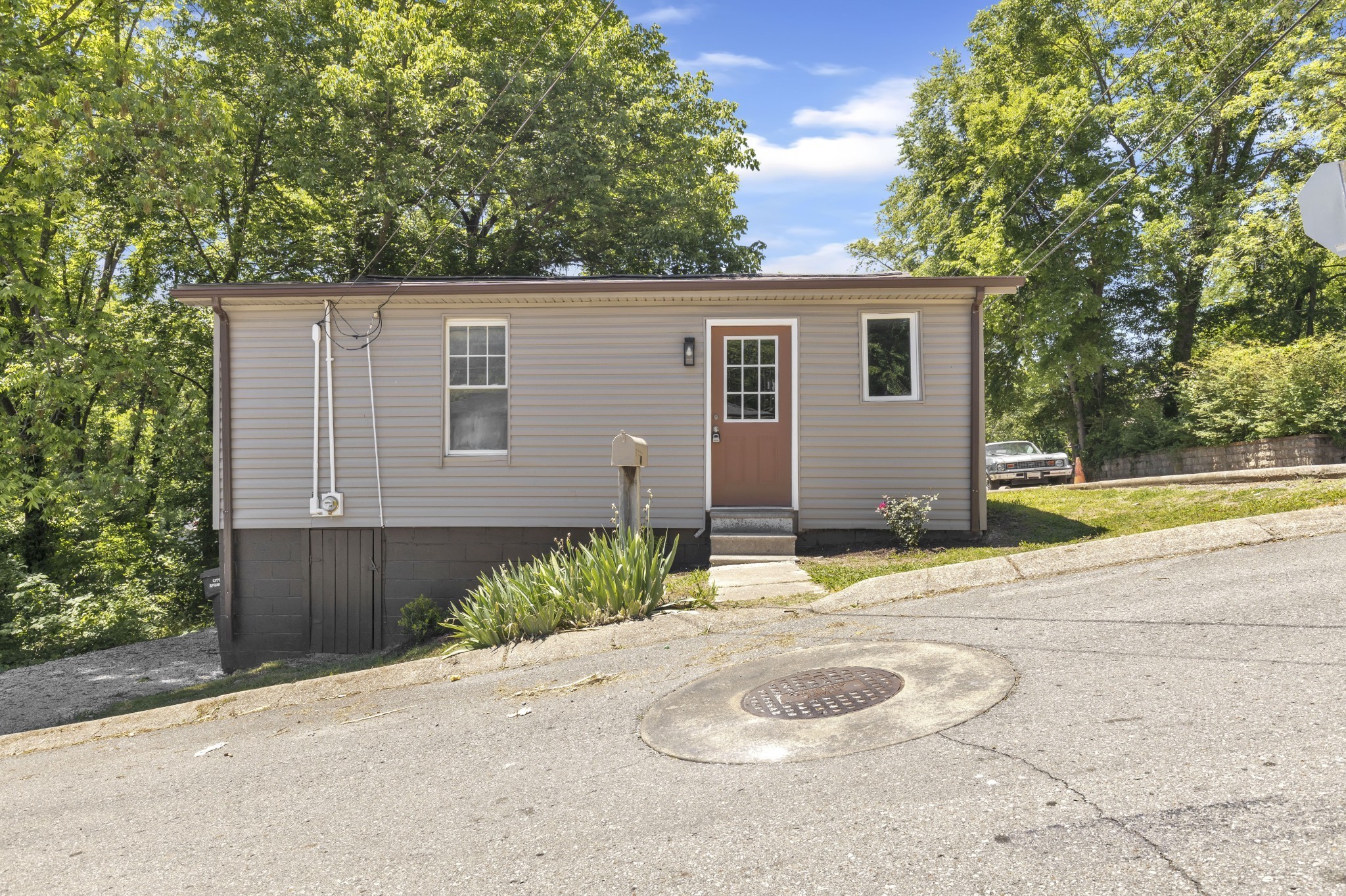 223 4th Ave, E