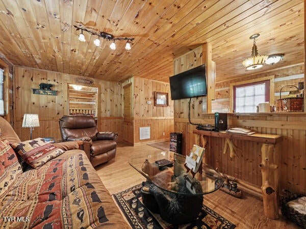 2208 Lake View Ln