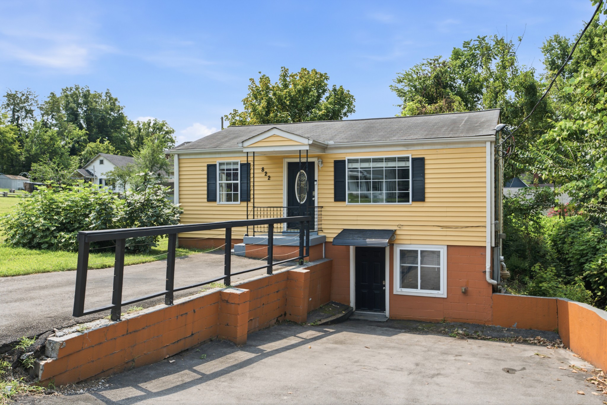 822 Douglas Ave