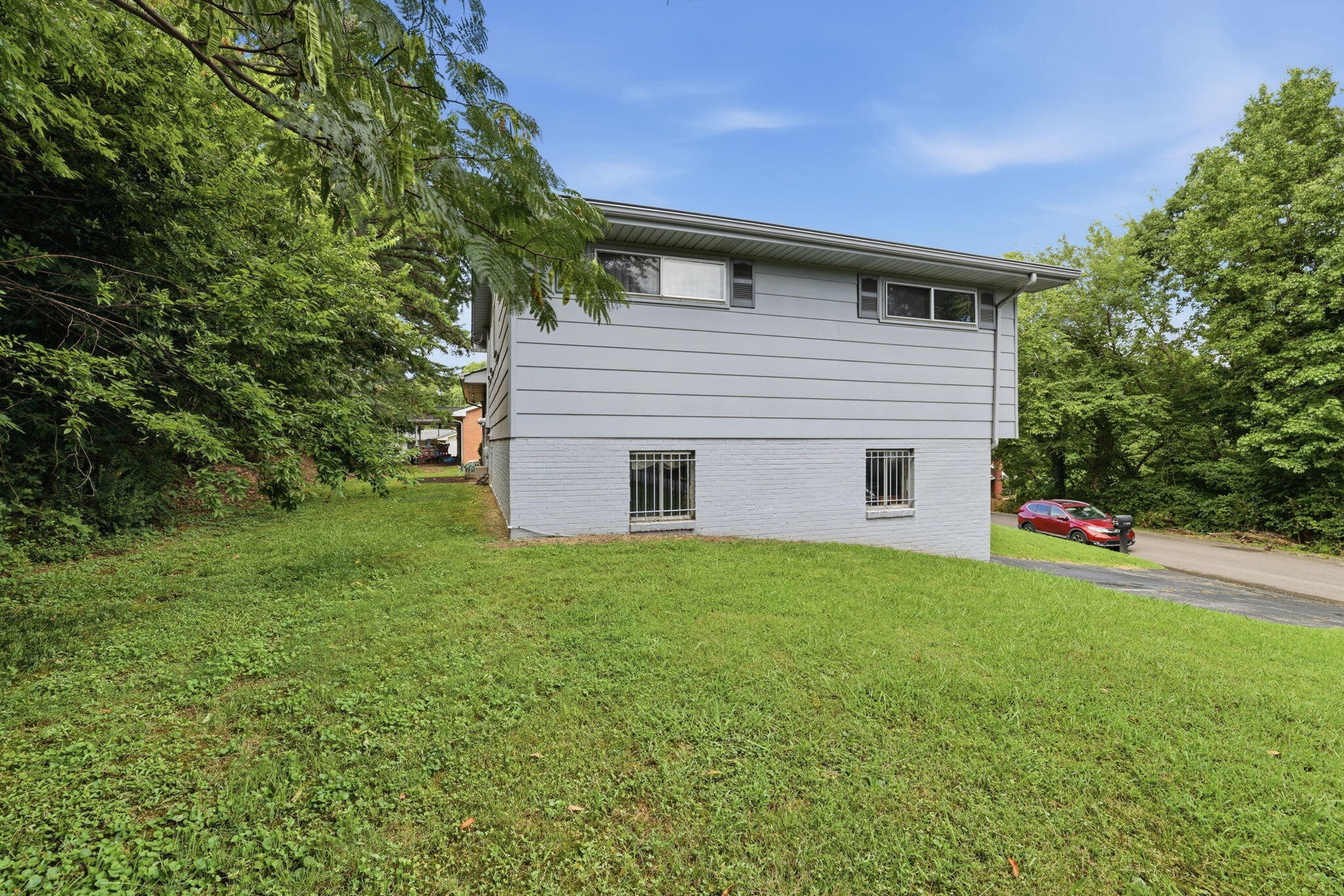 1127 Hillsboro Drive