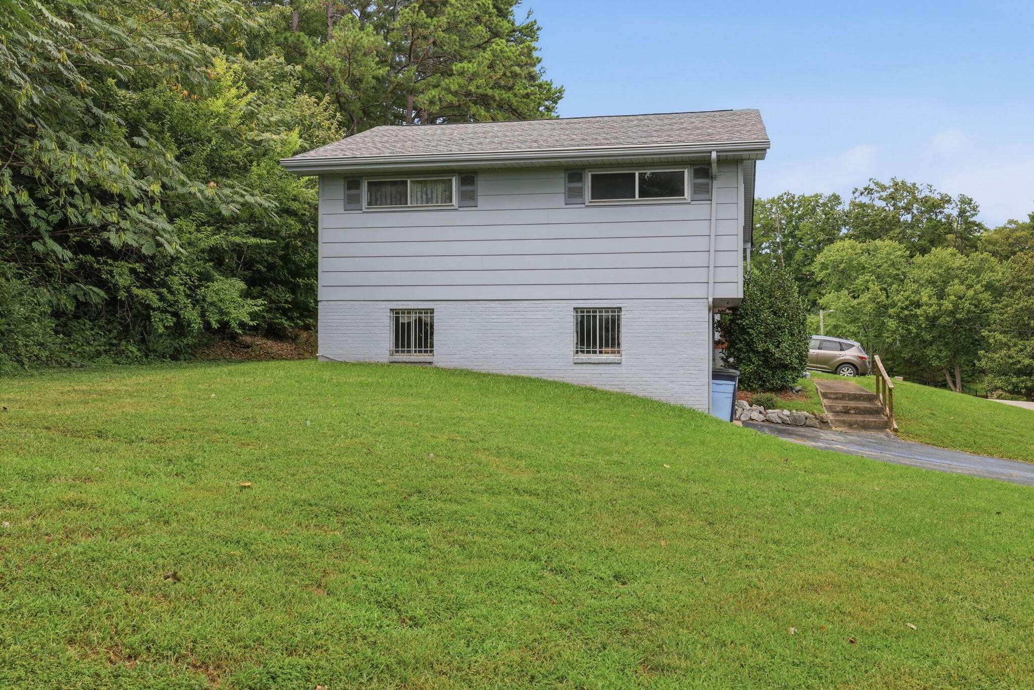 1127 Hillsboro Drive