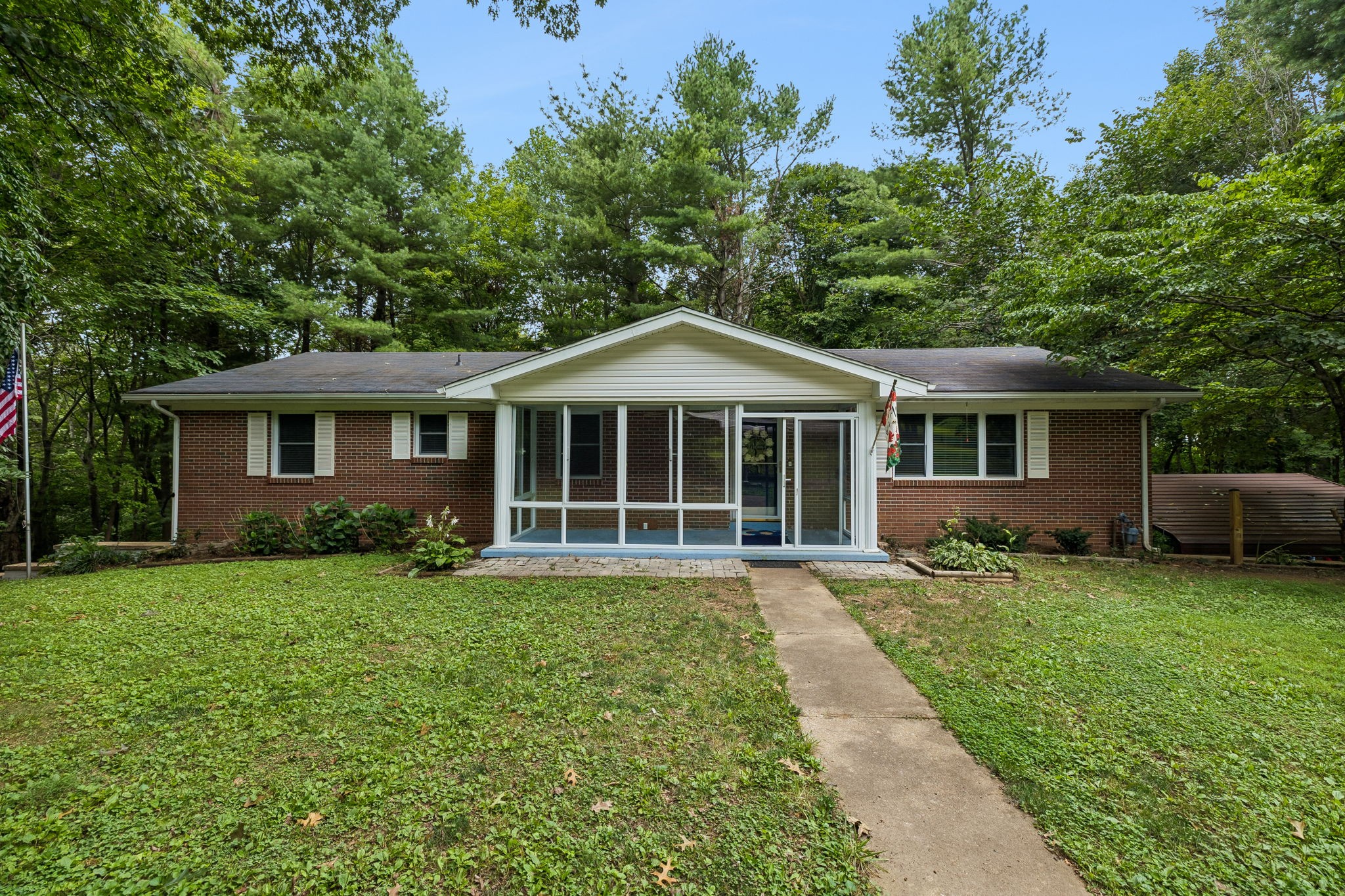 302 W Point Dr