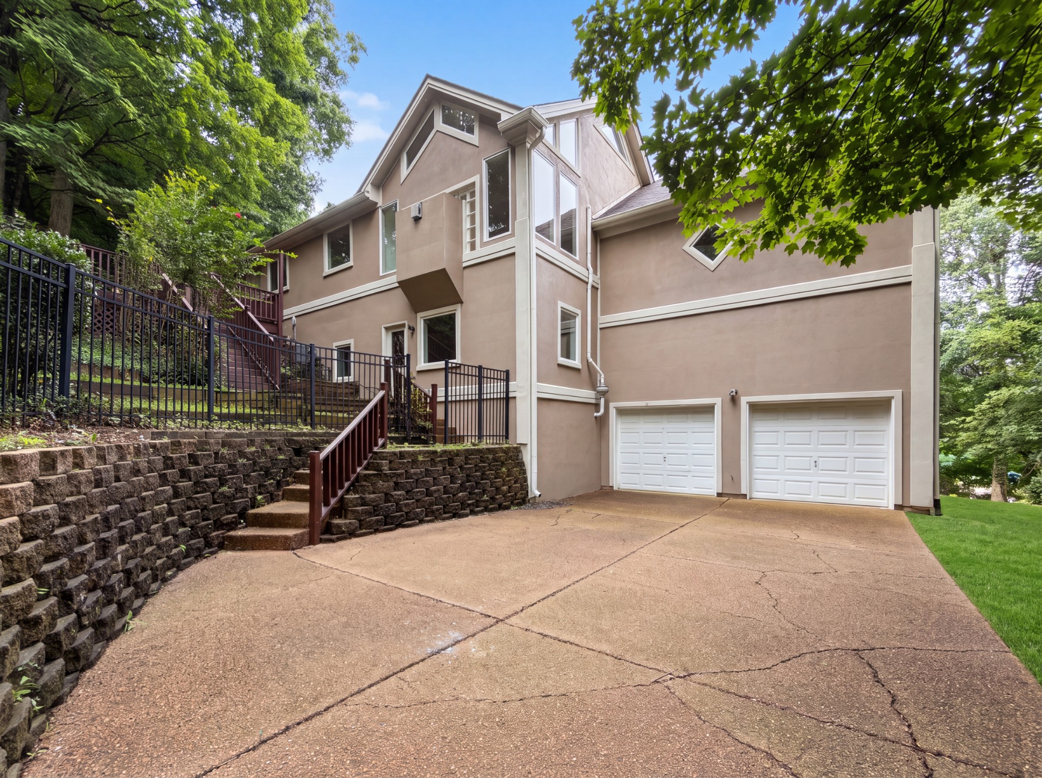 7030 Willowick Dr
