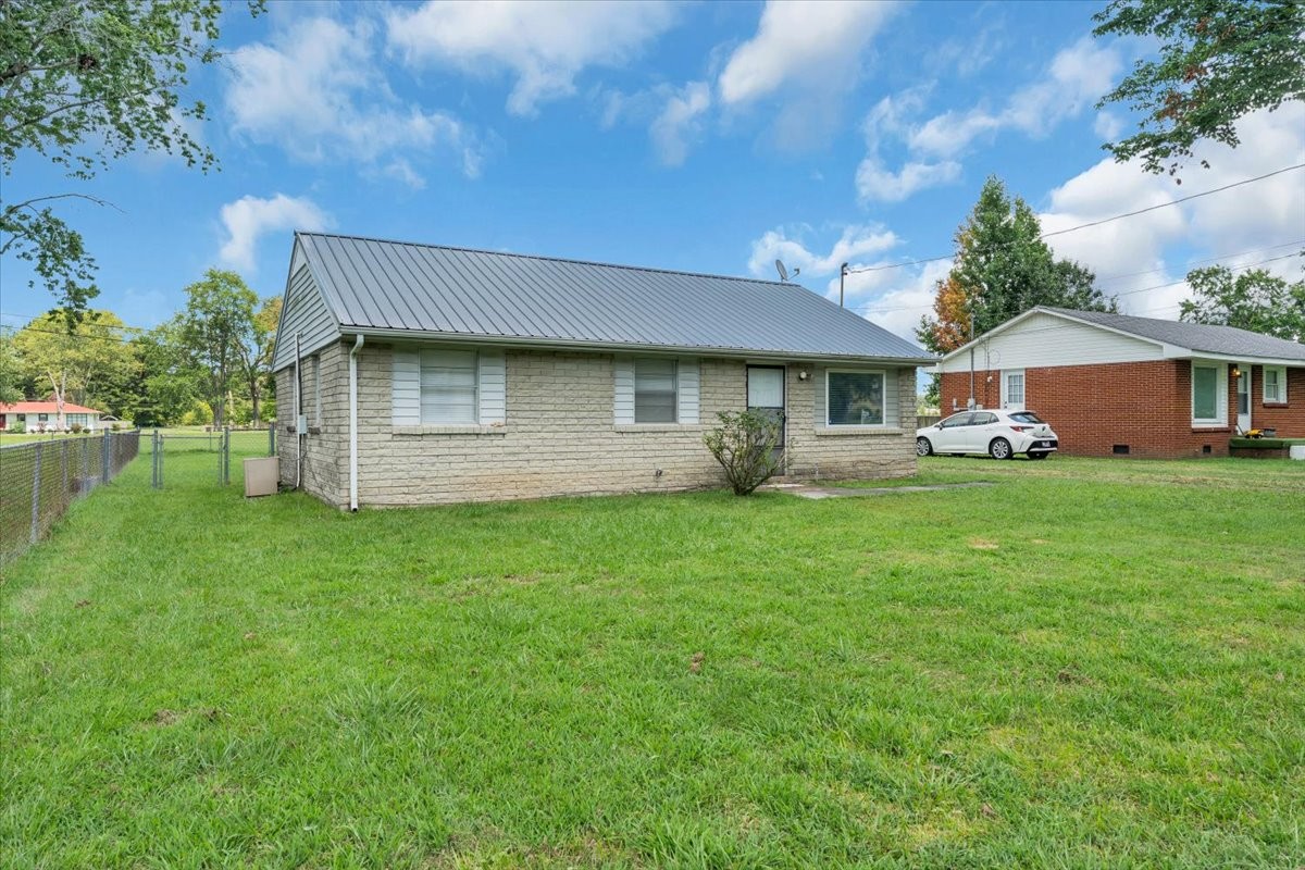 313 Helen St