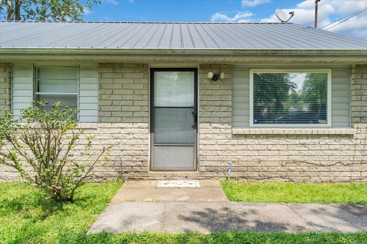 313 Helen St