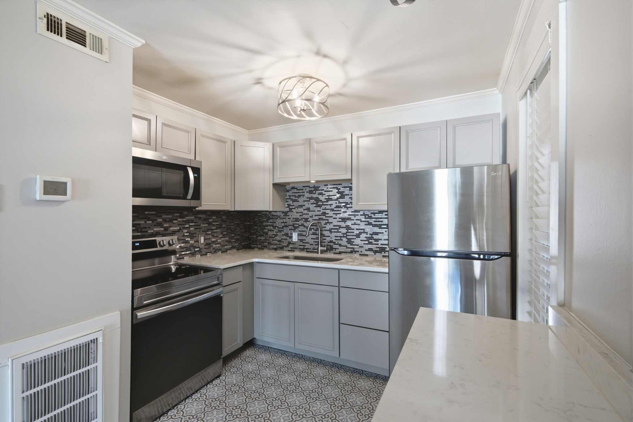 555 N DuPont Ave