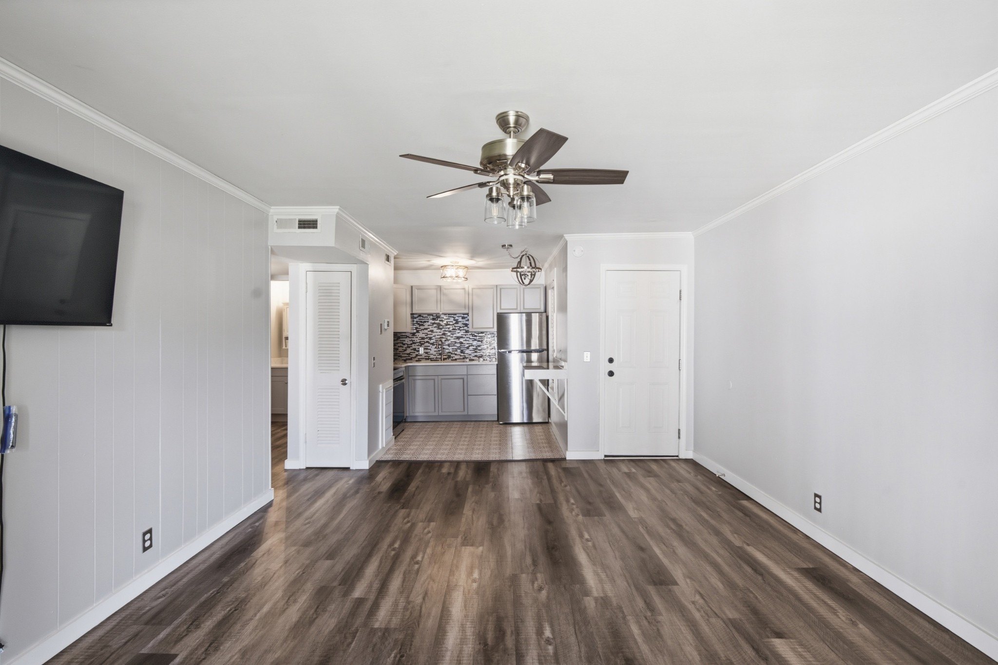 555 N DuPont Ave