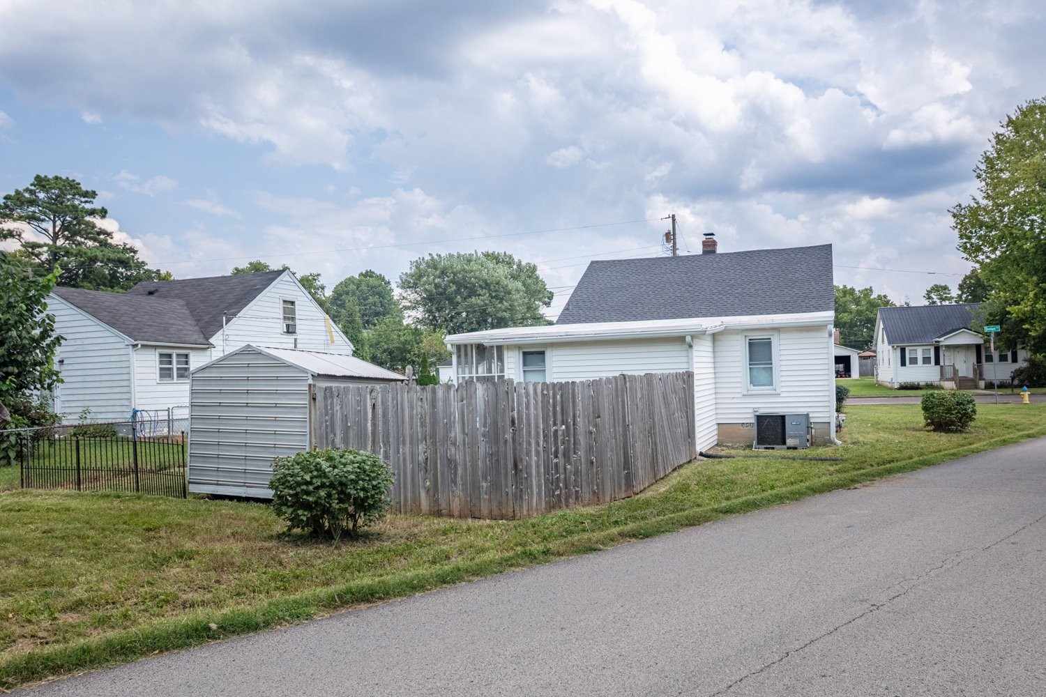 2204 Denham Ave