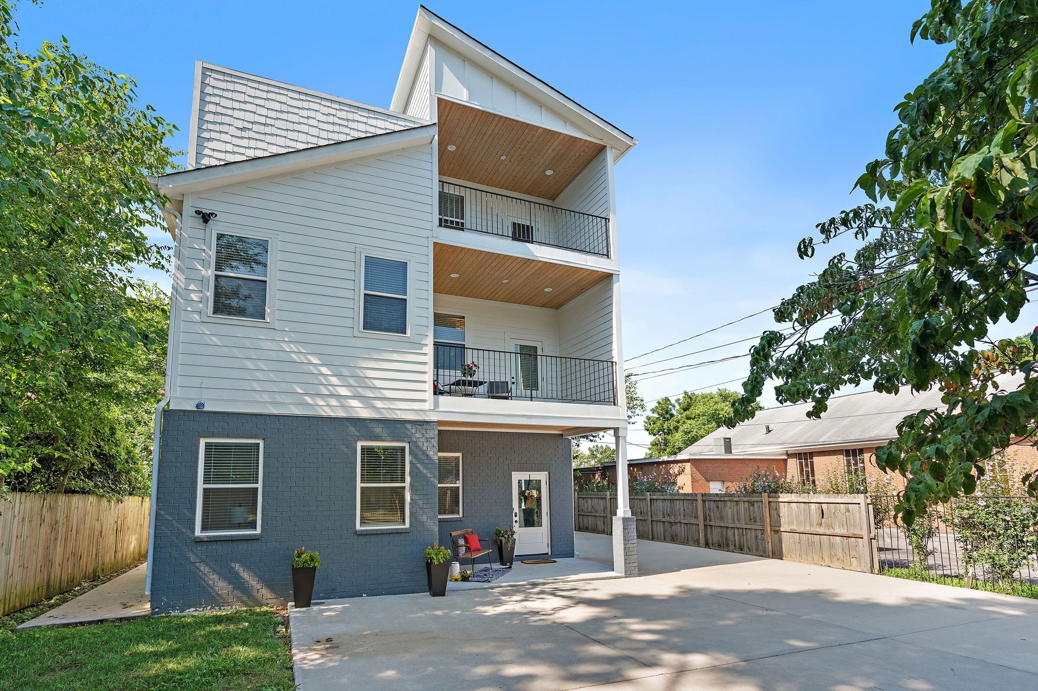 101 Lyle Ln