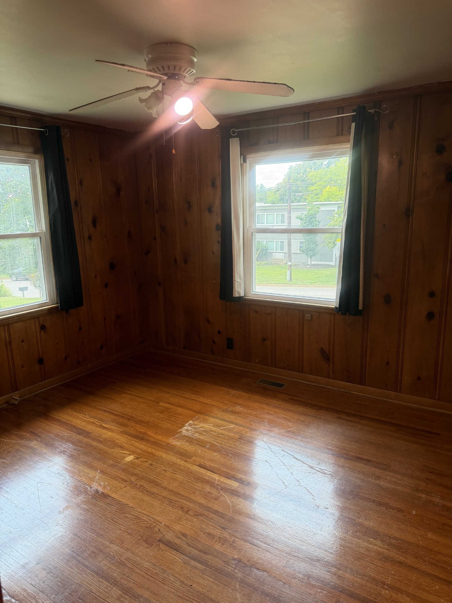 1706 Gale Ln