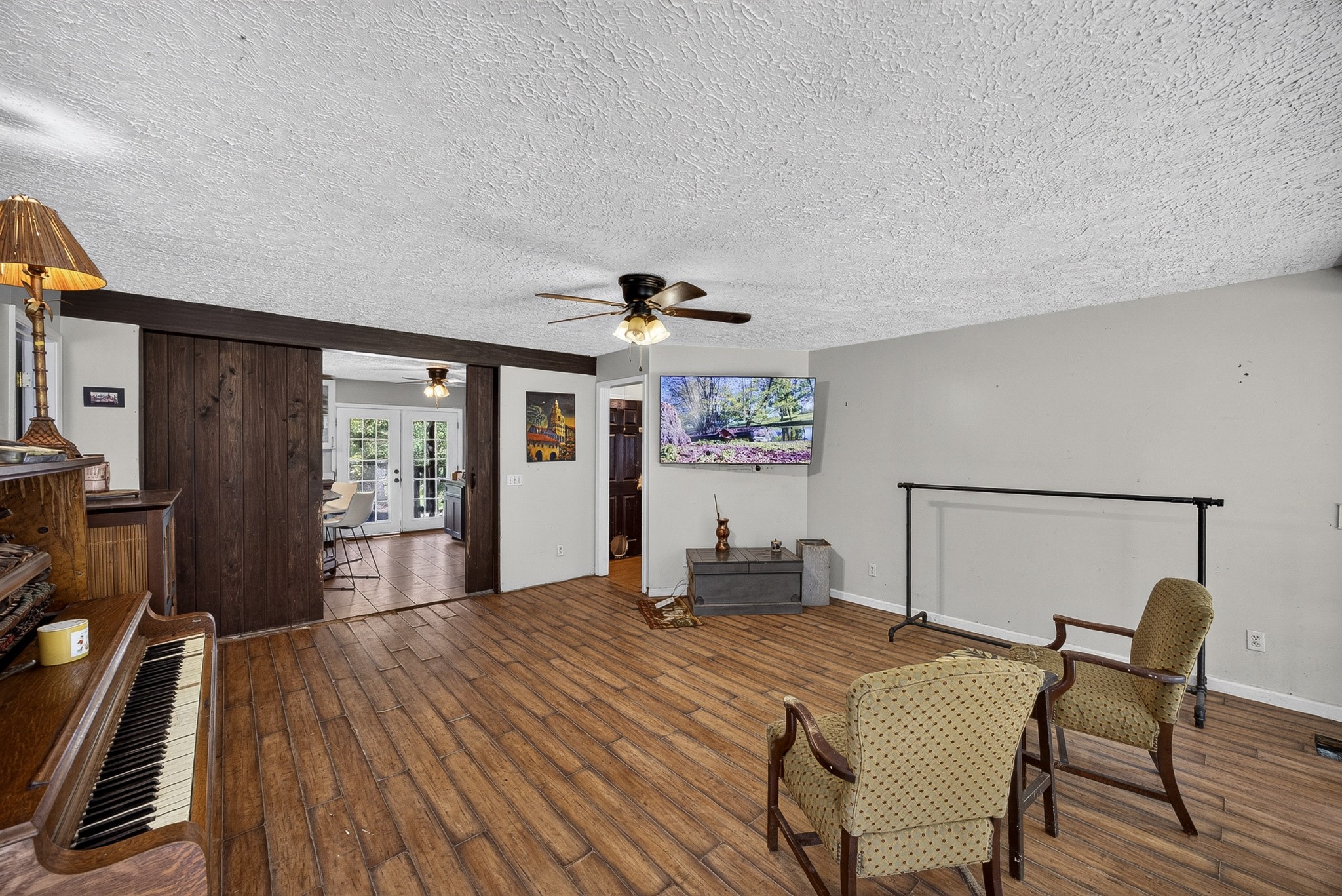 7220 Friendly Rd