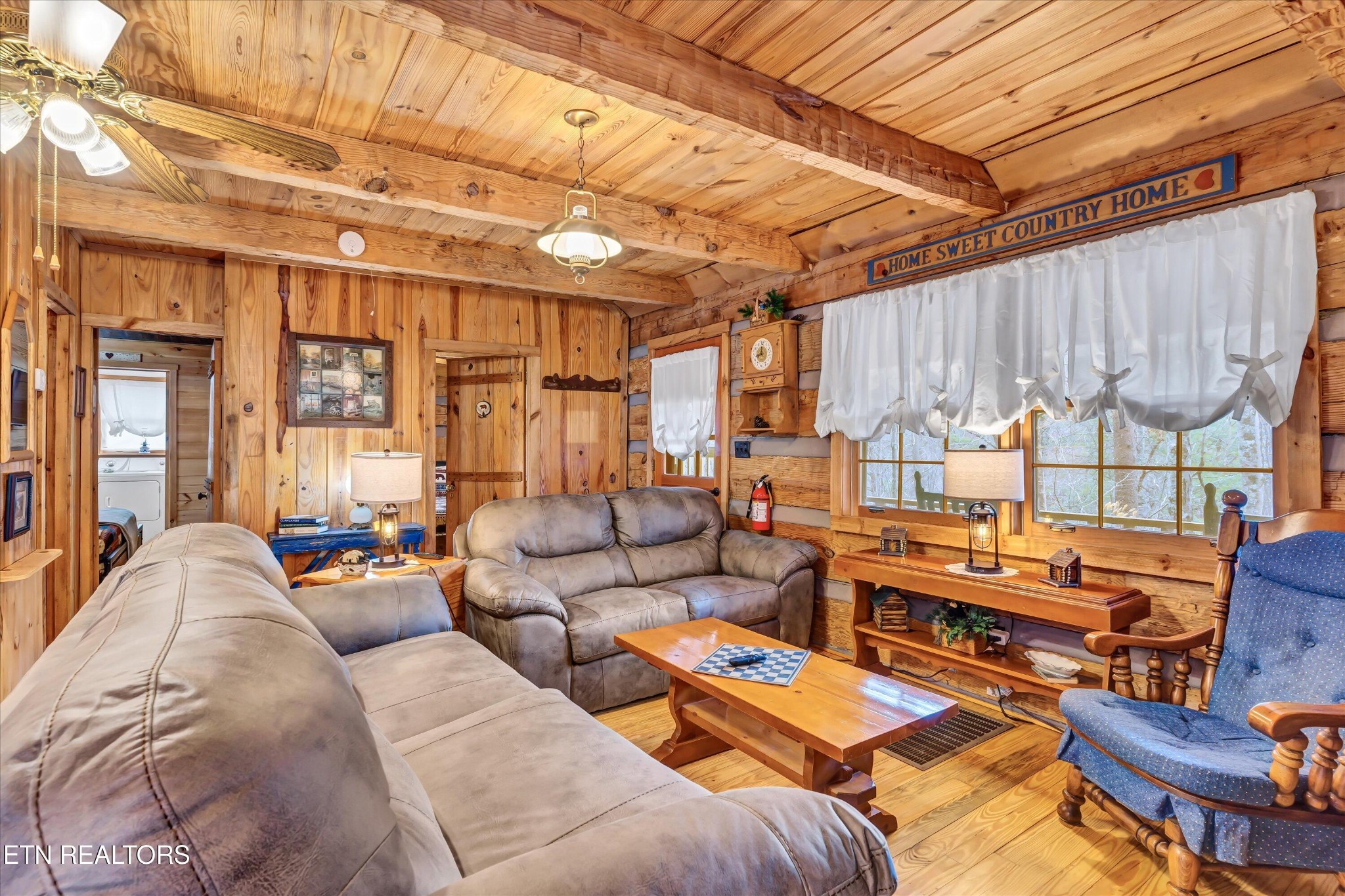 1505 Dawn LN