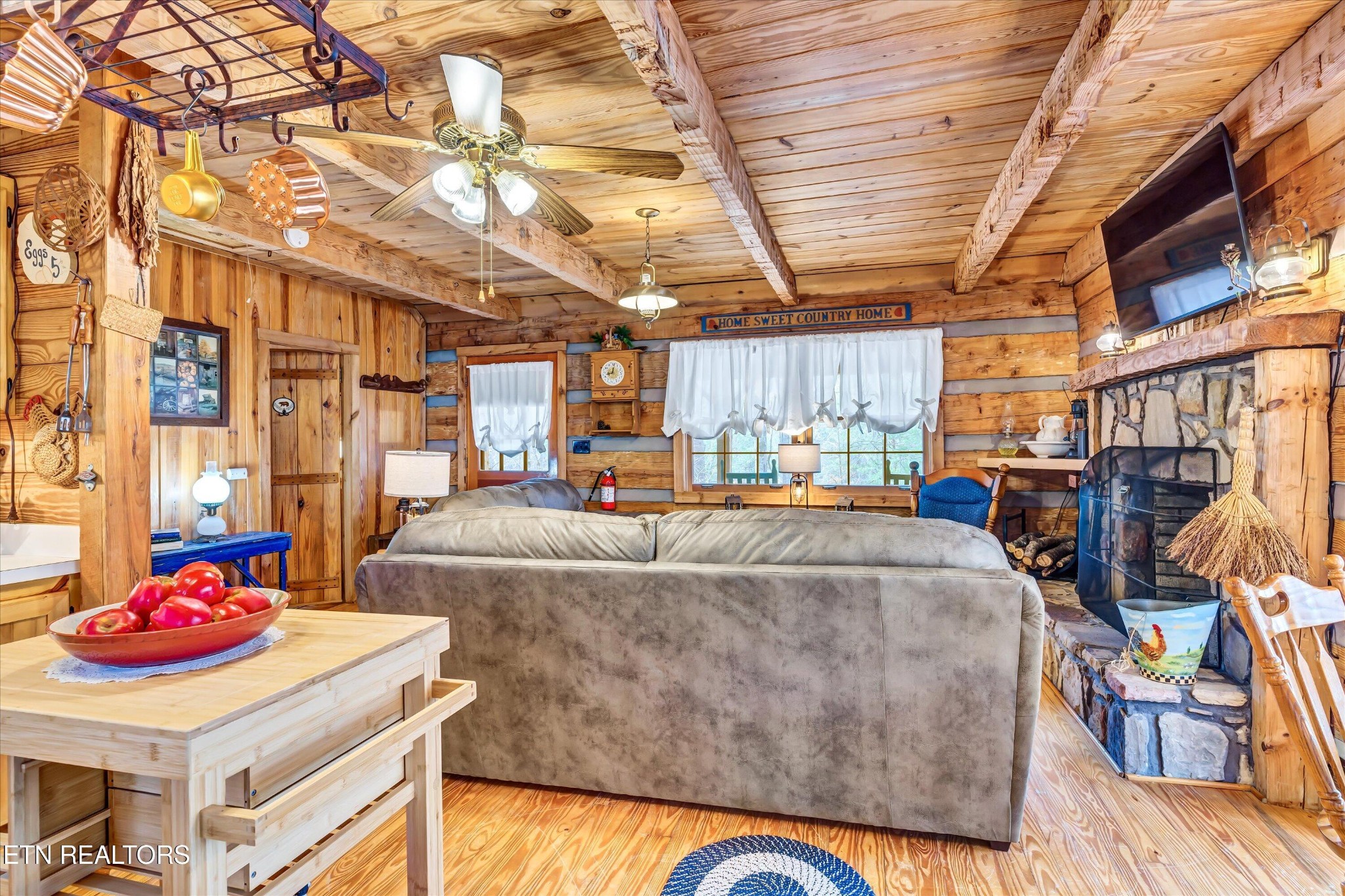 1505 Dawn LN