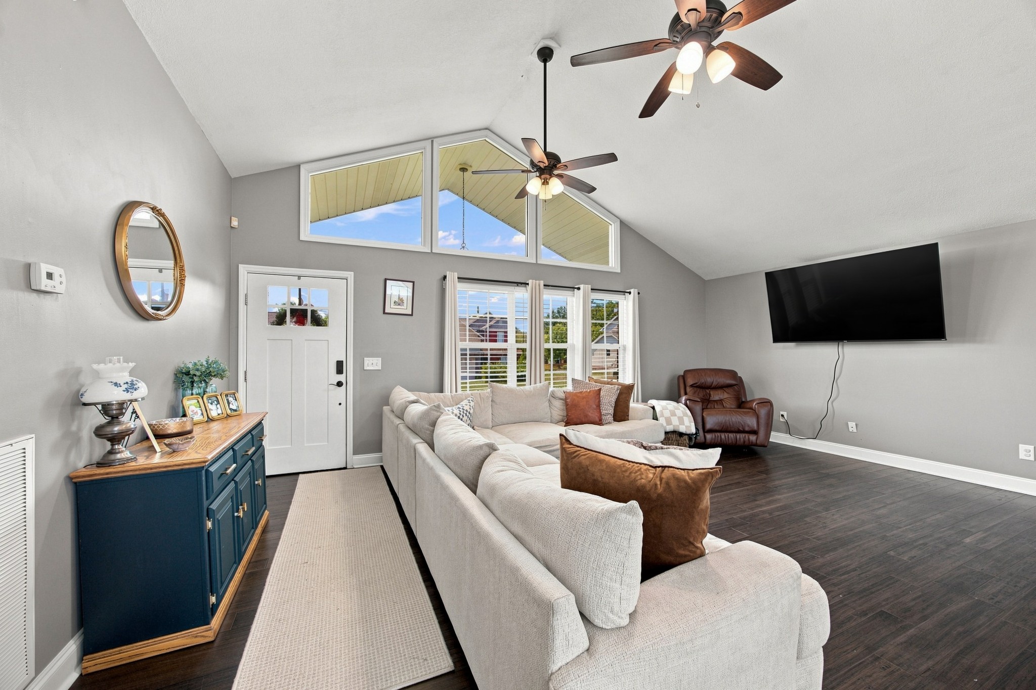 410 Thoroughbred Dr, NW