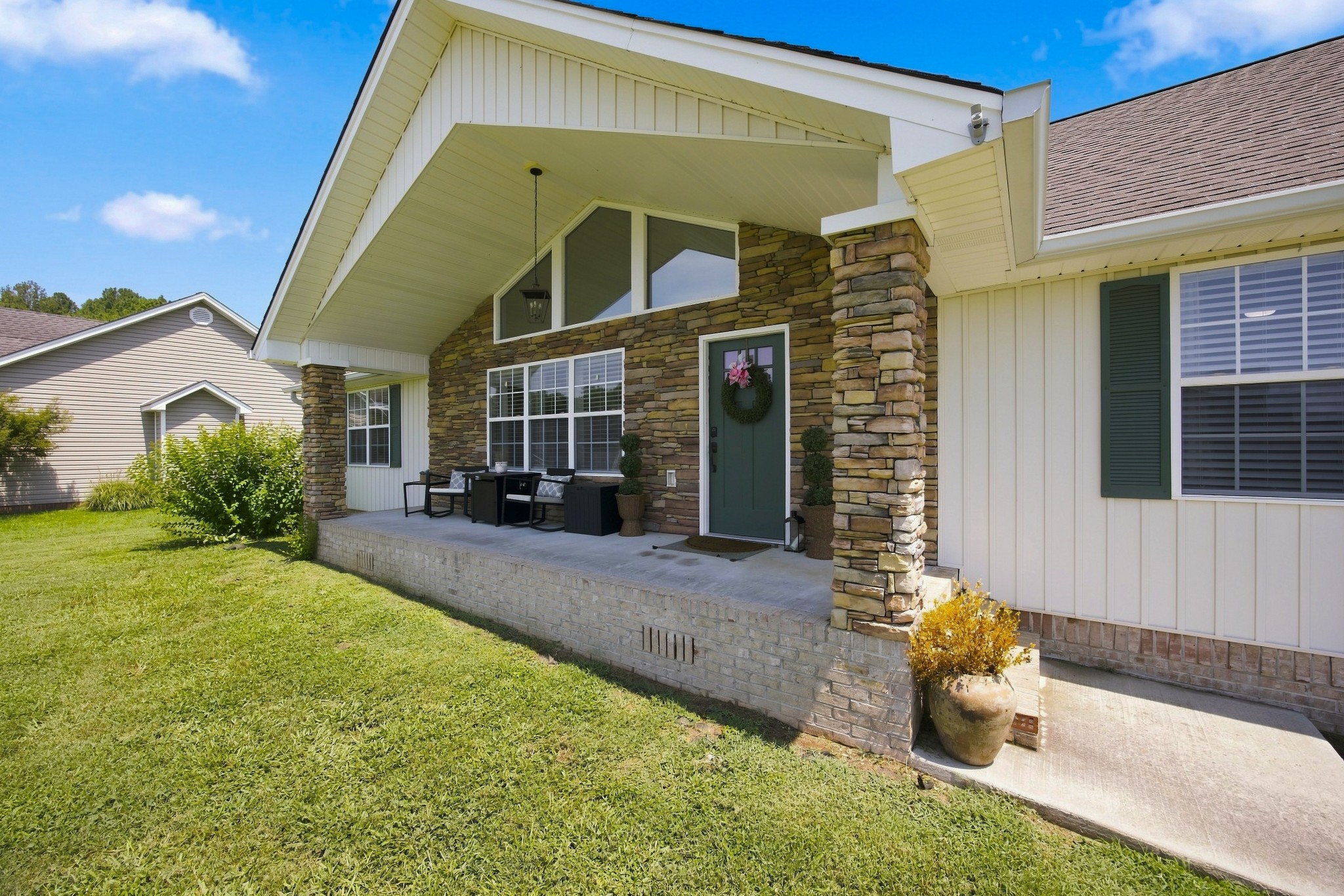 410 Thoroughbred Dr, NW