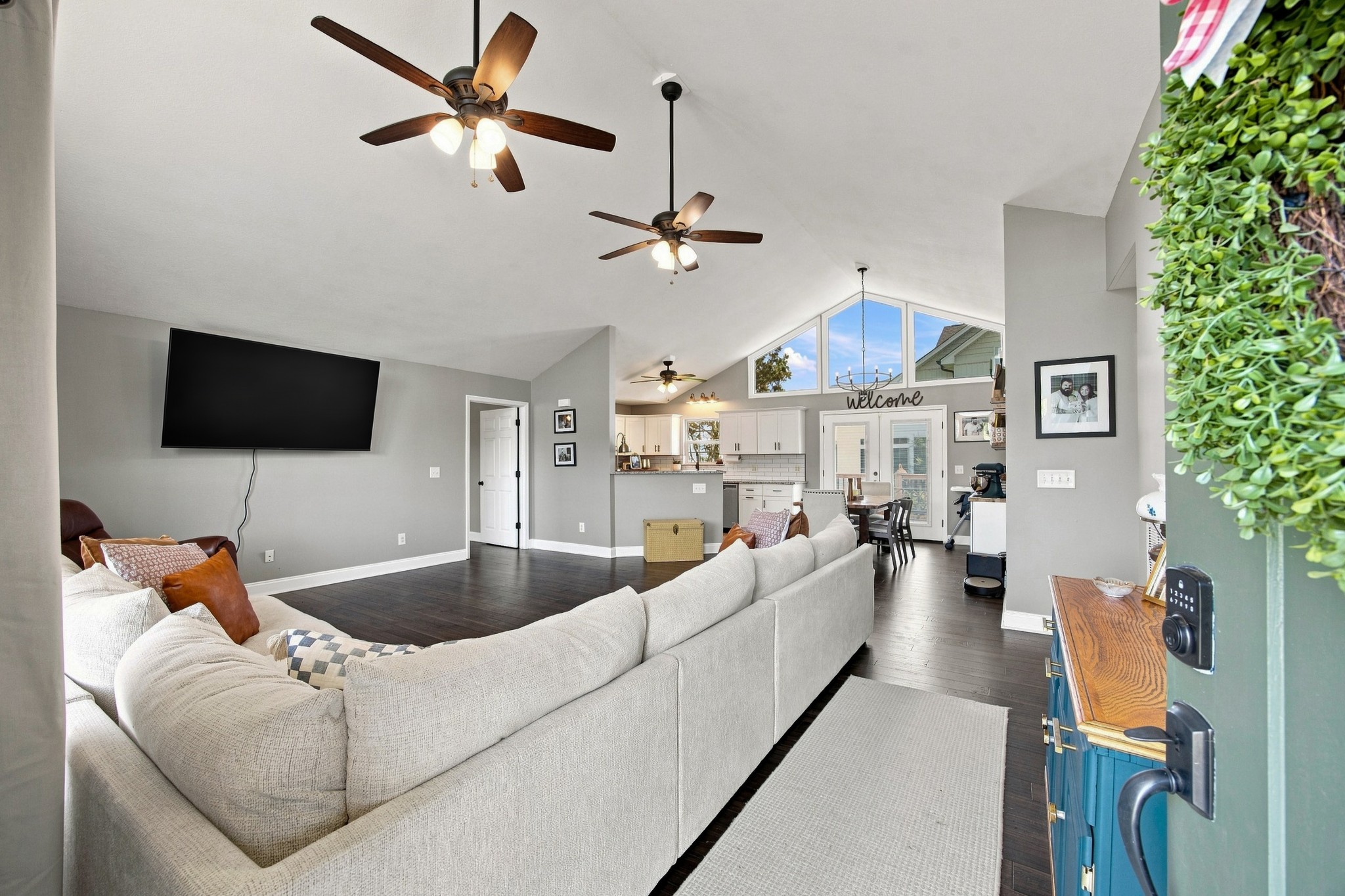 410 Thoroughbred Dr, NW