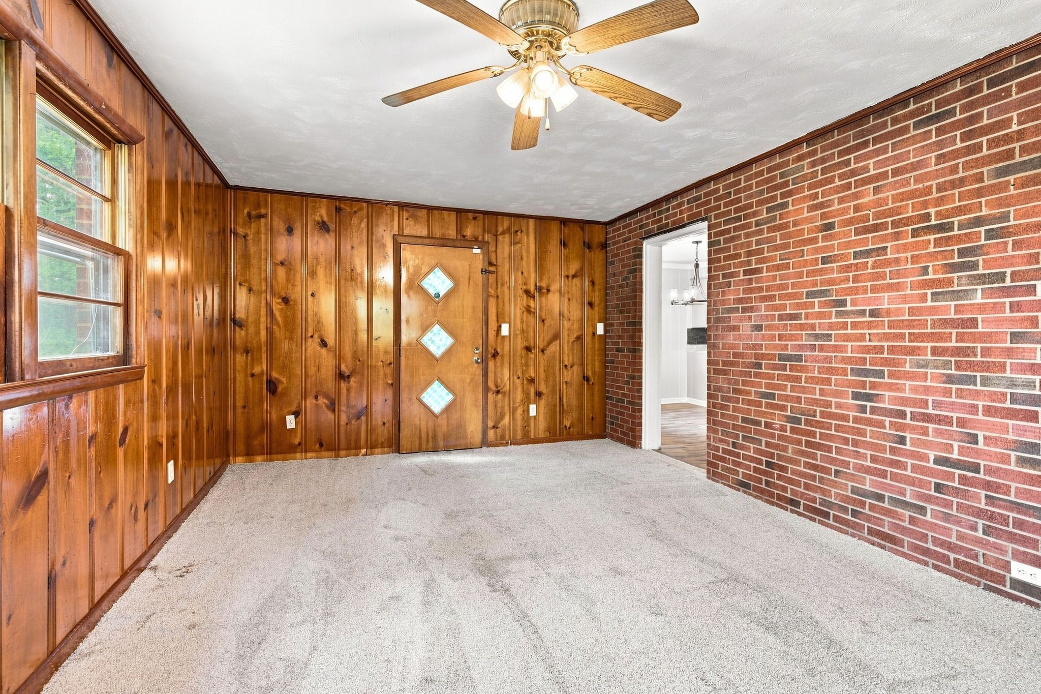 1302 Ellington Dr