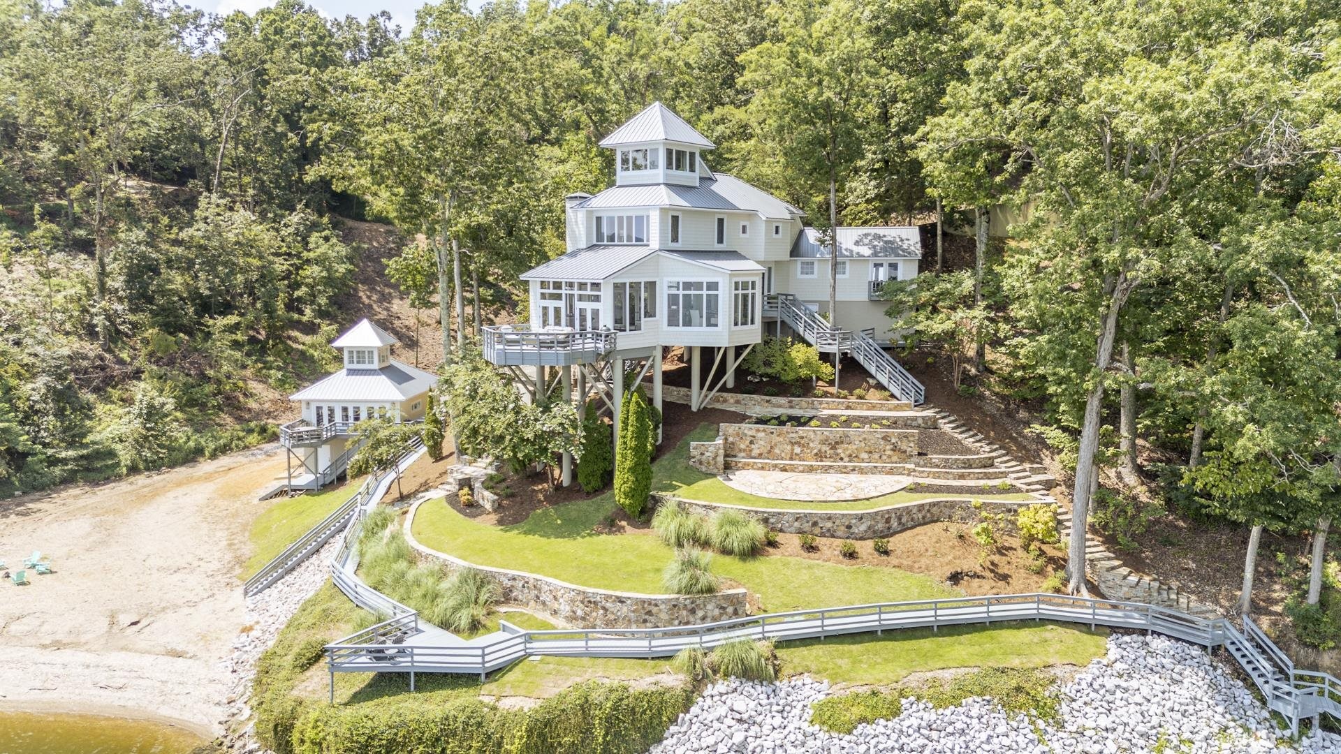 199 LAKESHORE LN