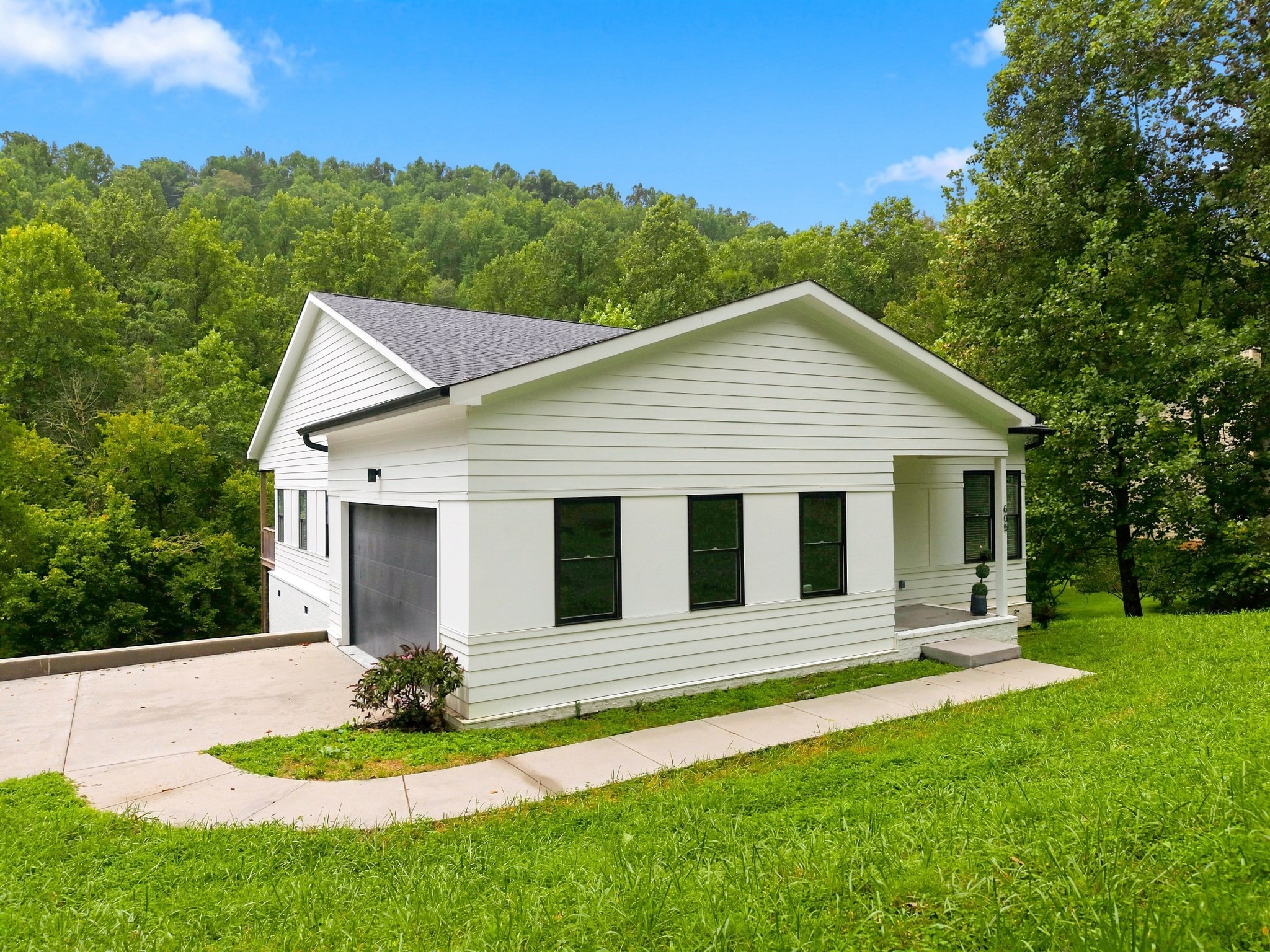 605 Harbor Dr